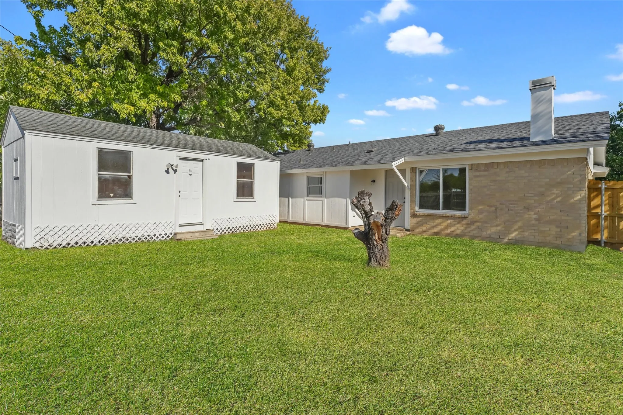 Single Family Residence For Sale in Tarrant County , 403 Plantation Drive, Arlington, Texas 76014, 3 Bedroom, 2 Bathroom, 2 Garage spaces, 1,300 Sqft, built in 1979, mls#21399490, Real Estate Agent in Arlington, Homes For Sale in Tarrant county, Homes For Sale in Arlington, Realtor in Arlington Texas, Real Estate Brokerage Independent Realty Texas, Luminita Cordes Realtor