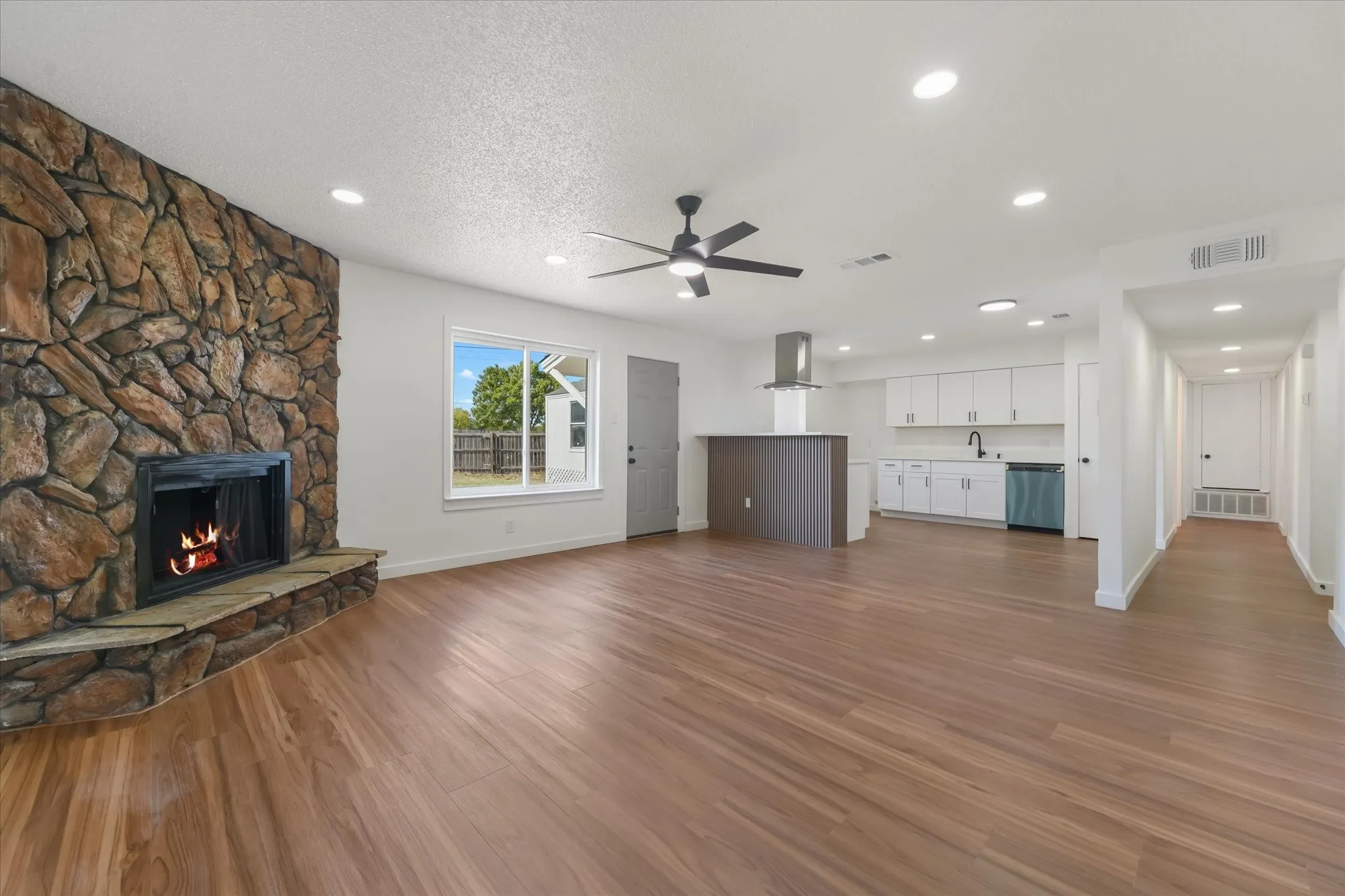 Single Family Residence For Sale in Tarrant County , 403 Plantation Drive, Arlington, Texas 76014, 3 Bedroom, 2 Bathroom, 2 Garage spaces, 1,300 Sqft, built in 1979, mls#21399490, Real Estate Agent in Arlington, Homes For Sale in Tarrant county, Homes For Sale in Arlington, Realtor in Arlington Texas, Real Estate Brokerage Independent Realty Texas, Luminita Cordes Realtor