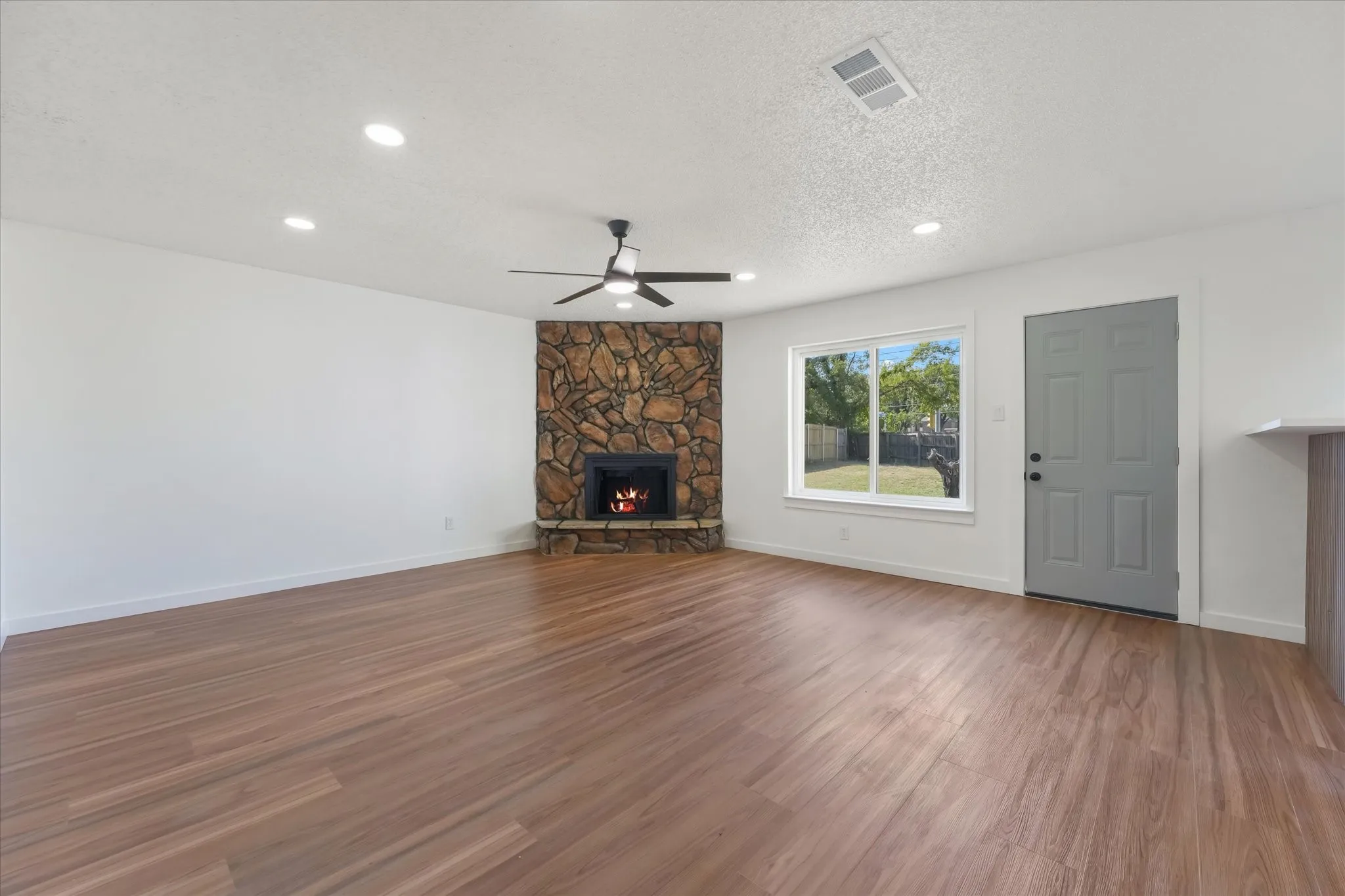 Single Family Residence For Sale in Tarrant County , 403 Plantation Drive, Arlington, Texas 76014, 3 Bedroom, 2 Bathroom, 2 Garage spaces, 1,300 Sqft, built in 1979, mls#21399490, Real Estate Agent in Arlington, Homes For Sale in Tarrant county, Homes For Sale in Arlington, Realtor in Arlington Texas, Real Estate Brokerage Independent Realty Texas, Luminita Cordes Realtor