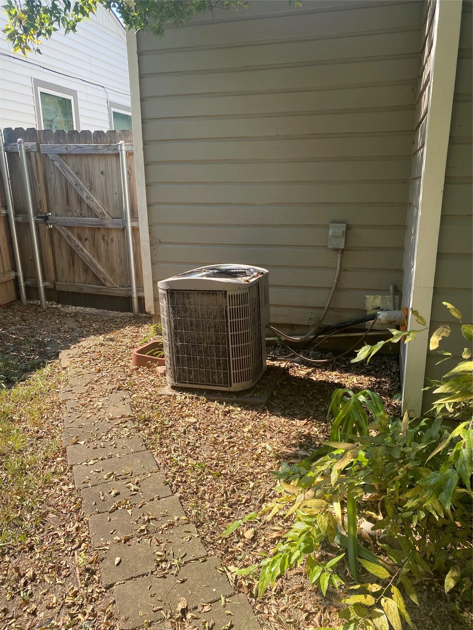 Single Family Residence For Sale in Dallas County , 2746 Exeter Avenue, Dallas, Texas 75216, 2 Bedroom, 1 Bathroom, 1 Garage spaces, 734 Sqft, built in 1949, mls#21399522, Real Estate Agent in Dallas, Homes For Sale in Dallas county, Homes For Sale in Dallas, Realtor in Dallas Texas, Real Estate Brokerage Independent Realty Texas, Luminita Cordes Realtor