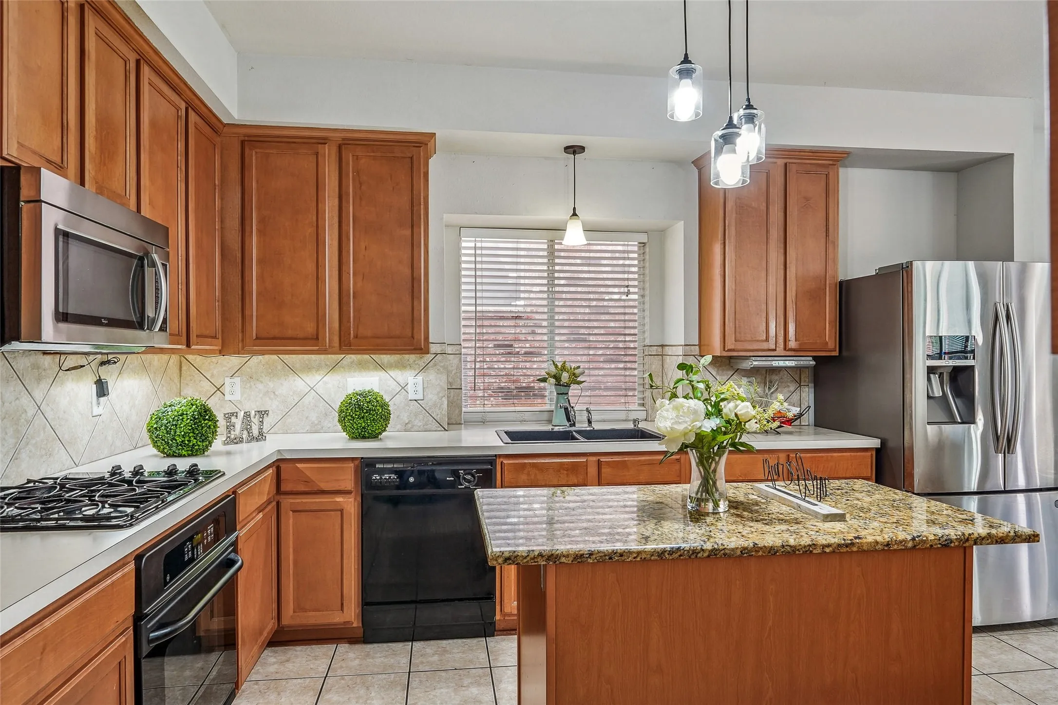 Single Family Residence For Rent in Tarrant County , 6510 Daisy Drive, Arlington, Texas 76017, 5 Bedroom, 3 Bathroom, 2 Garage spaces, 3,188 Sqft, built in 2003, mls#21399535, Real Estate Agent in Arlington, Homes For Rent in Tarrant county, Homes For Rent in Arlington, Realtor in Arlington Texas, Real Estate Brokerage Independent Realty Texas, Luminita Cordes Realtor