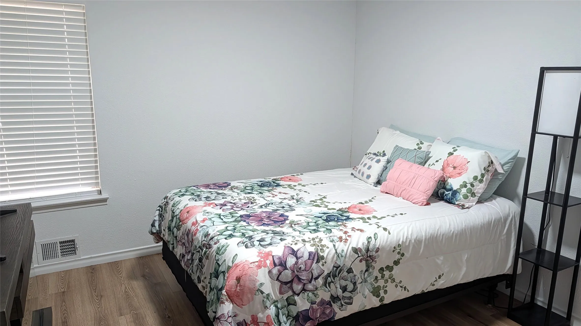 Single Family Residence For Sale in Dallas County , 1417 Charleston Drive, Garland, Texas 75041, 3 Bedroom, 2 Bathroom, 2 Garage spaces, 1,692 Sqft, built in 1965, mls#21398386, Real Estate Agent in Garland, Homes For Sale in Dallas county, Homes For Sale in Garland, Realtor in Garland Texas, Real Estate Brokerage Independent Realty Texas, Luminita Cordes Realtor