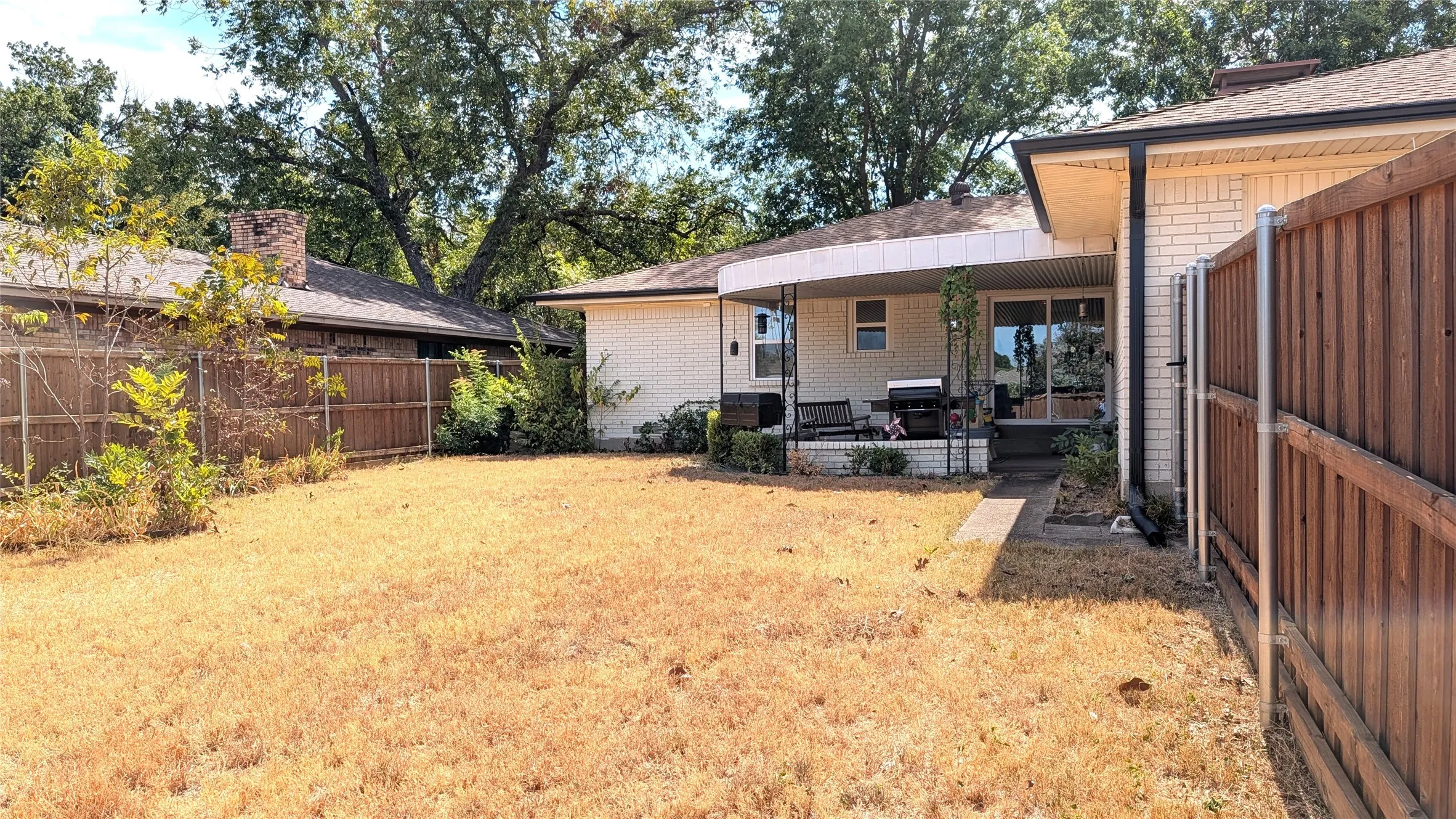 Single Family Residence For Sale in Dallas County , 1417 Charleston Drive, Garland, Texas 75041, 3 Bedroom, 2 Bathroom, 2 Garage spaces, 1,692 Sqft, built in 1965, mls#21398386, Real Estate Agent in Garland, Homes For Sale in Dallas county, Homes For Sale in Garland, Realtor in Garland Texas, Real Estate Brokerage Independent Realty Texas, Luminita Cordes Realtor