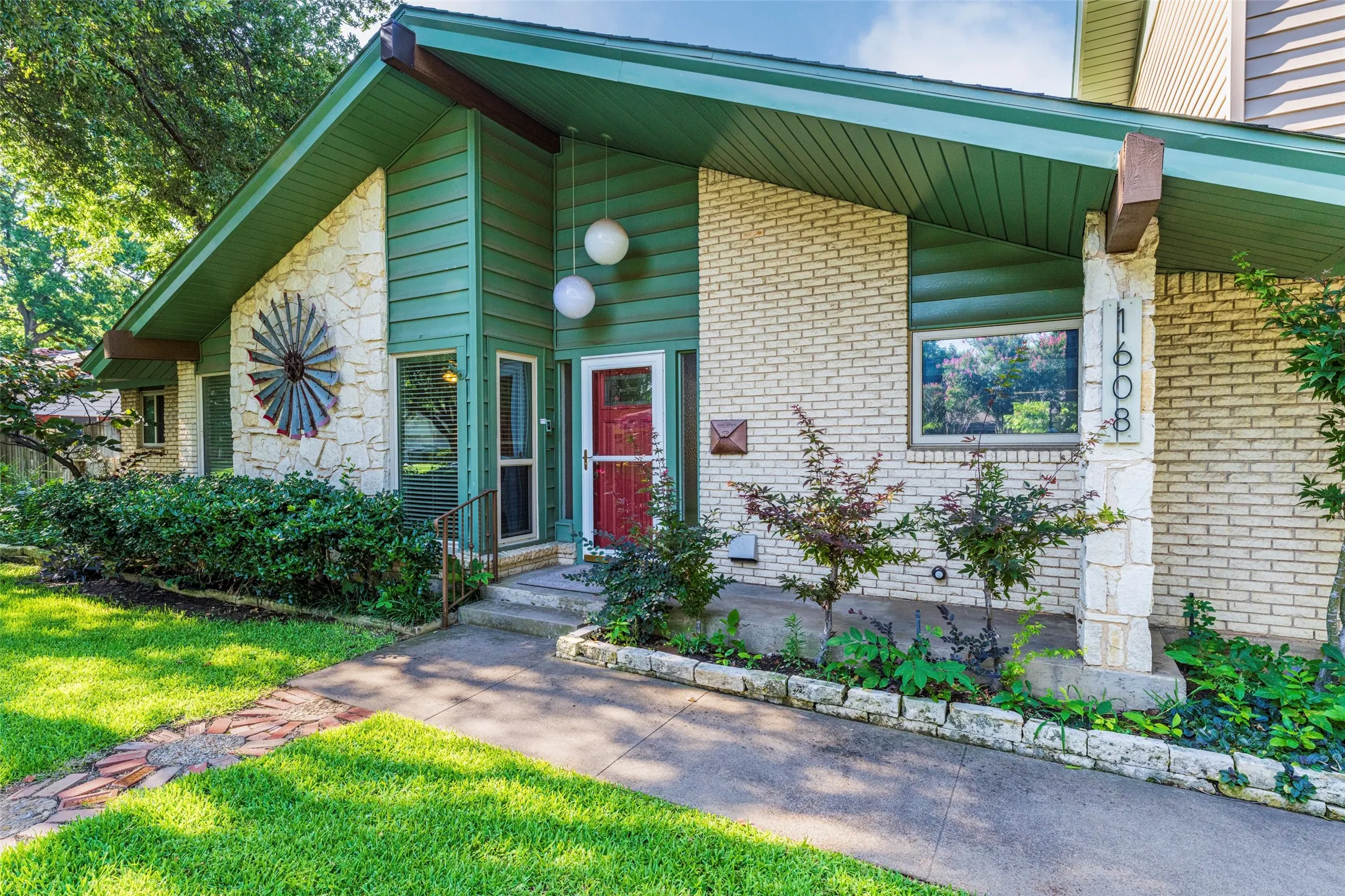 Single Family Residence For Rent in Tarrant County , 1608 Freeman Court, Arlington, Texas 76013, 3 Bedroom, 3 Bathroom, 2 Garage spaces, 2,401 Sqft, built in 1962, mls#21399541, Real Estate Agent in Arlington, Homes For Rent in Tarrant county, Homes For Rent in Arlington, Realtor in Arlington Texas, Real Estate Brokerage Independent Realty Texas, Luminita Cordes Realtor