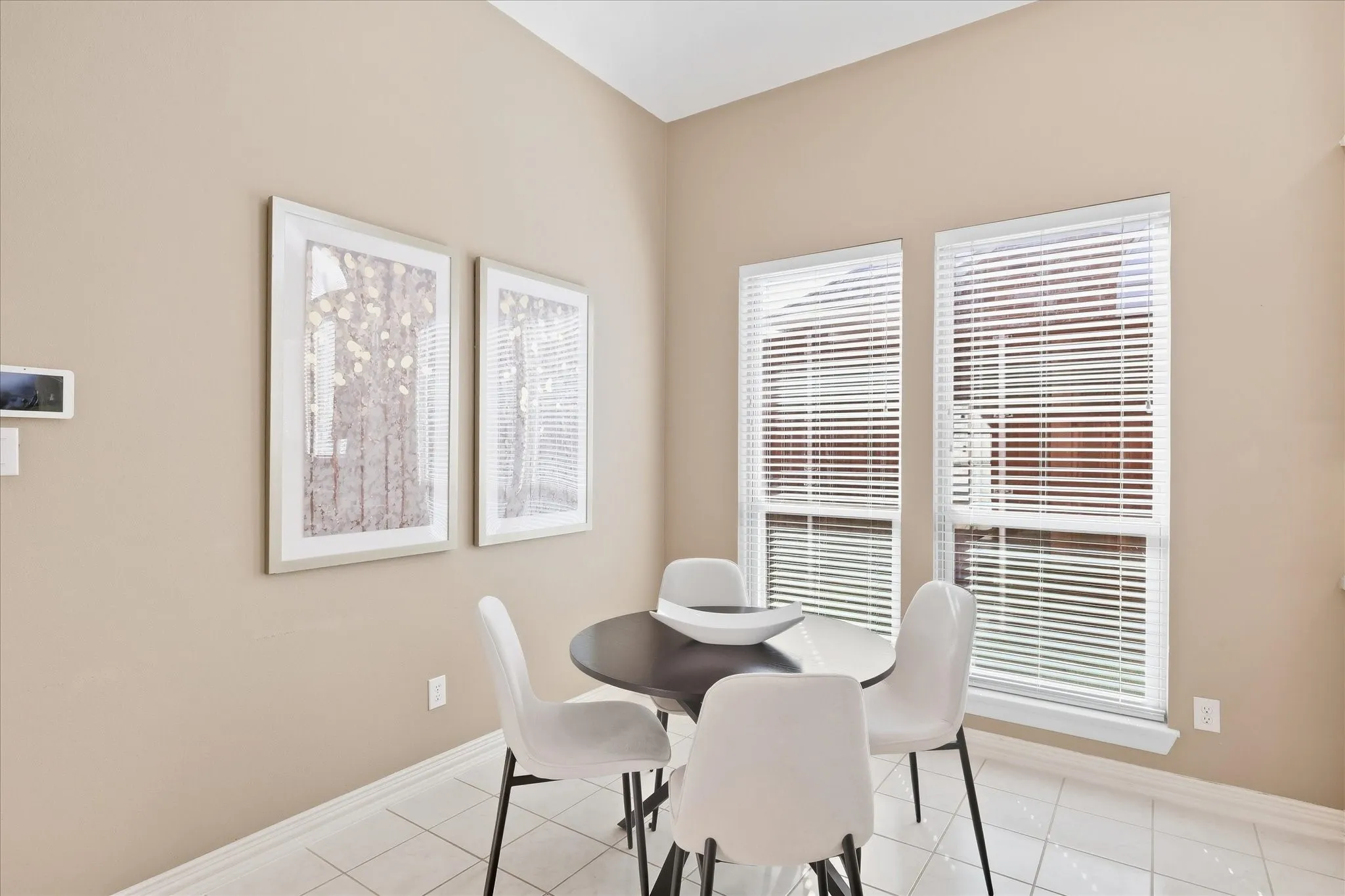 Cozy and Bright Breakfast Space