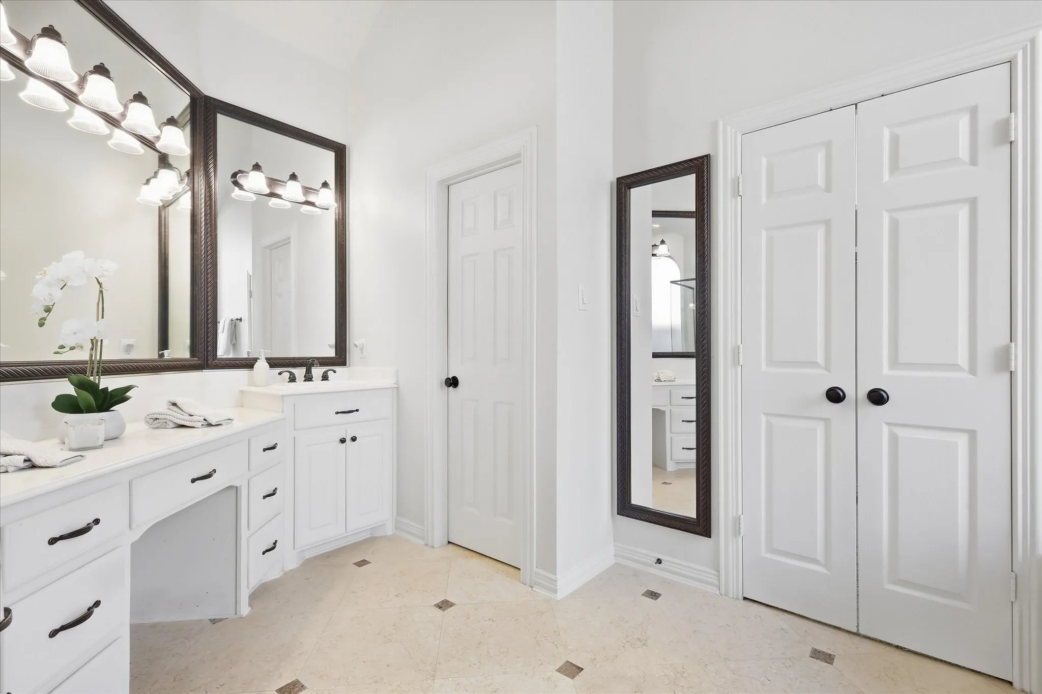 Neutral Primary Bathroom with Distinctive Elegance