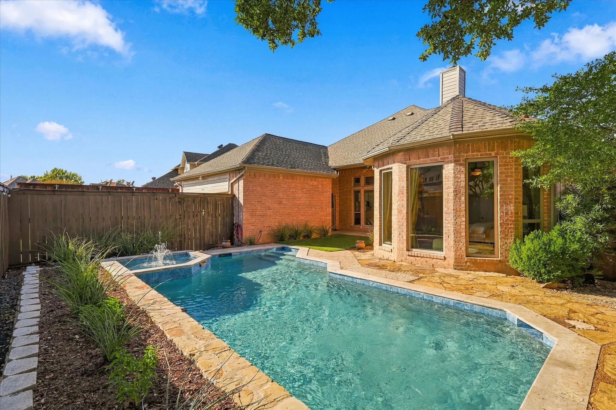 Enjoy Low Maintenance Lifestyle w-Pool & Spa