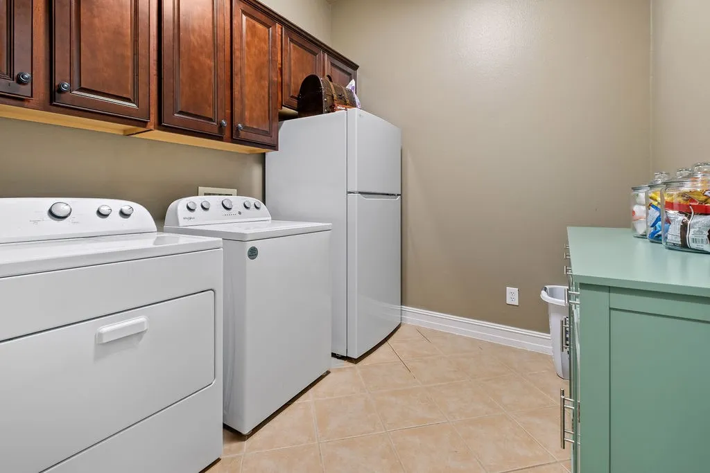 Spacious laundry room.