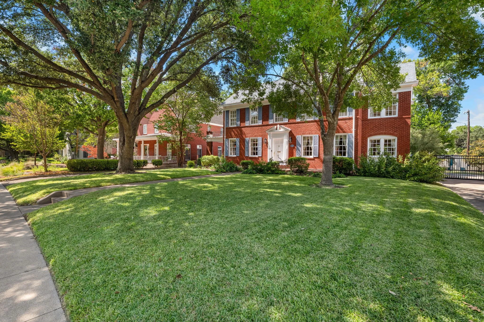 Single Family Residence For Sale in Mc Lennan County , 3411 Chateau Avenue, Waco, Texas 76710, 3 Bedroom, 3 Bathroom, 2 Garage spaces, 3,012 Sqft, built in 1929, mls#21373210, Real Estate Agent in Waco, Homes For Sale in Mc Lennan county, Homes For Sale in Waco, Realtor in Waco Texas, Real Estate Brokerage Independent Realty Texas, Luminita Cordes Realtor
