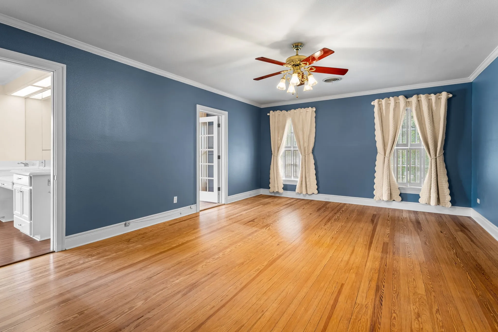 Single Family Residence For Sale in Mc Lennan County , 3411 Chateau Avenue, Waco, Texas 76710, 3 Bedroom, 3 Bathroom, 2 Garage spaces, 3,012 Sqft, built in 1929, mls#21373210, Real Estate Agent in Waco, Homes For Sale in Mc Lennan county, Homes For Sale in Waco, Realtor in Waco Texas, Real Estate Brokerage Independent Realty Texas, Luminita Cordes Realtor