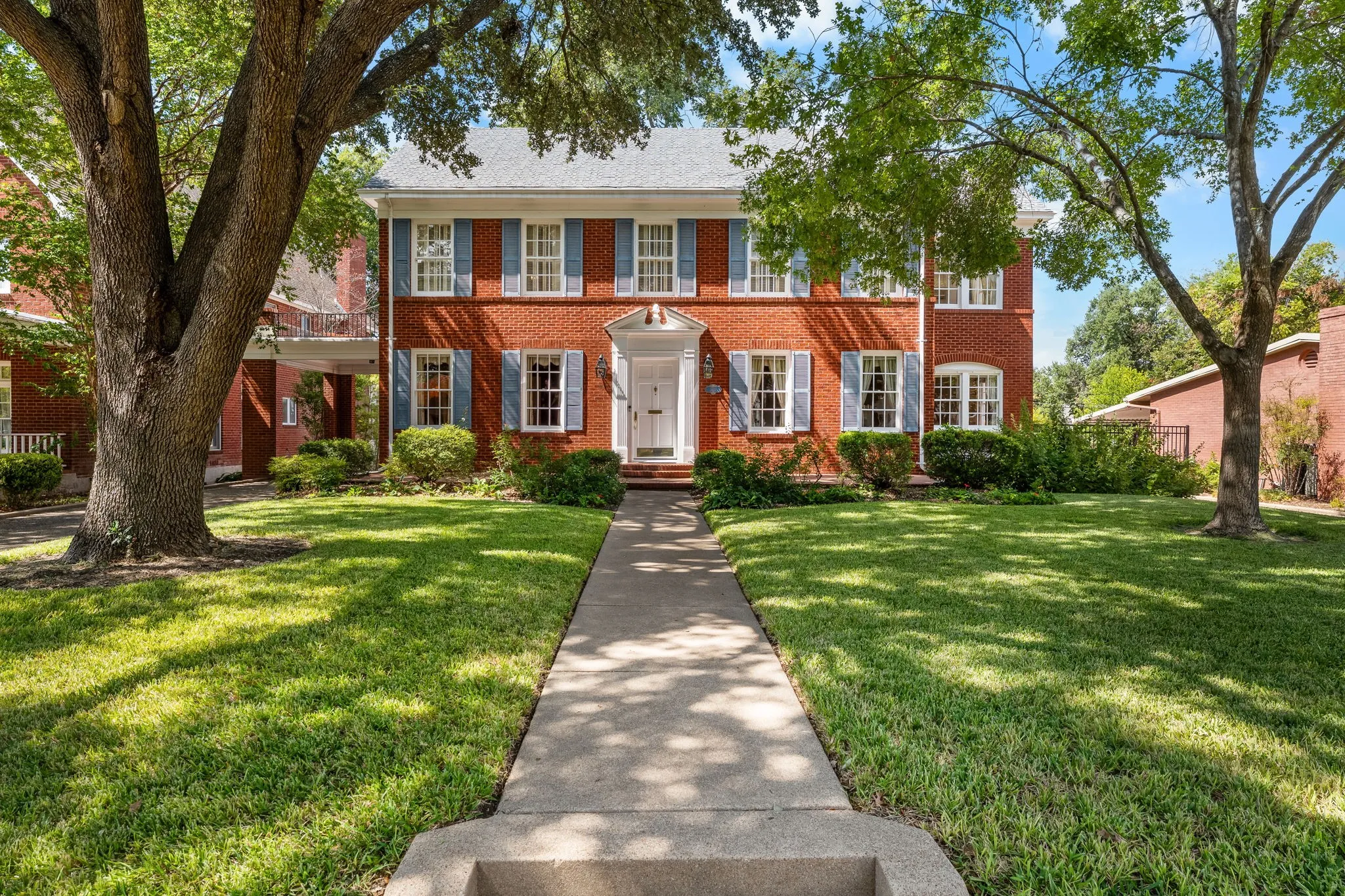 Single Family Residence For Sale in Mc Lennan County , 3411 Chateau Avenue, Waco, Texas 76710, 3 Bedroom, 3 Bathroom, 2 Garage spaces, 3,012 Sqft, built in 1929, mls#21373210, Real Estate Agent in Waco, Homes For Sale in Mc Lennan county, Homes For Sale in Waco, Realtor in Waco Texas, Real Estate Brokerage Independent Realty Texas, Luminita Cordes Realtor