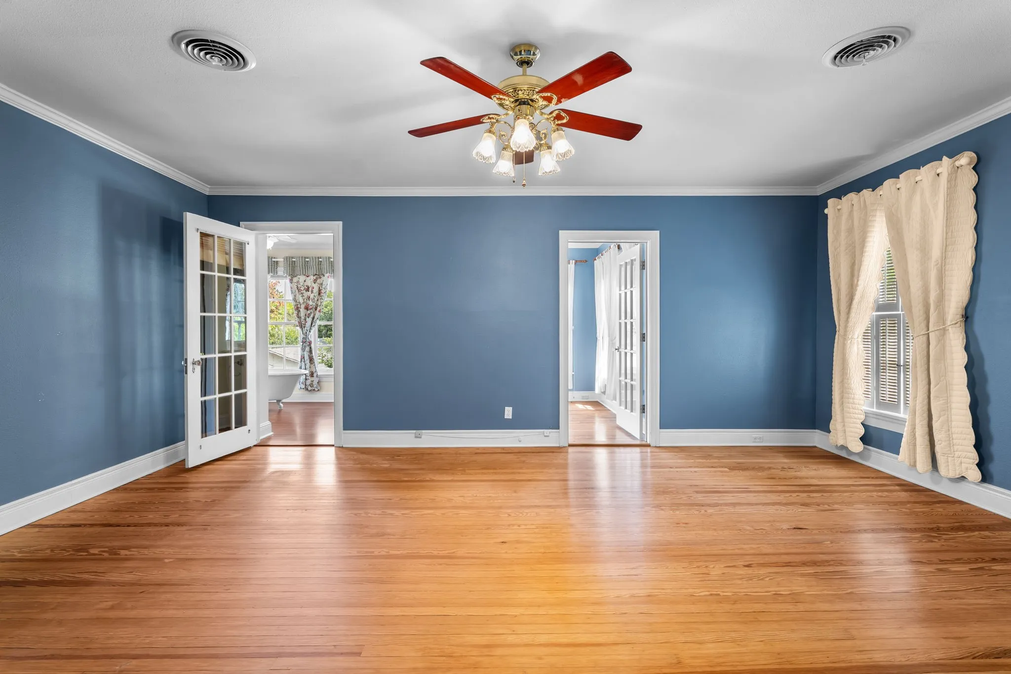 Single Family Residence For Sale in Mc Lennan County , 3411 Chateau Avenue, Waco, Texas 76710, 3 Bedroom, 3 Bathroom, 2 Garage spaces, 3,012 Sqft, built in 1929, mls#21373210, Real Estate Agent in Waco, Homes For Sale in Mc Lennan county, Homes For Sale in Waco, Realtor in Waco Texas, Real Estate Brokerage Independent Realty Texas, Luminita Cordes Realtor