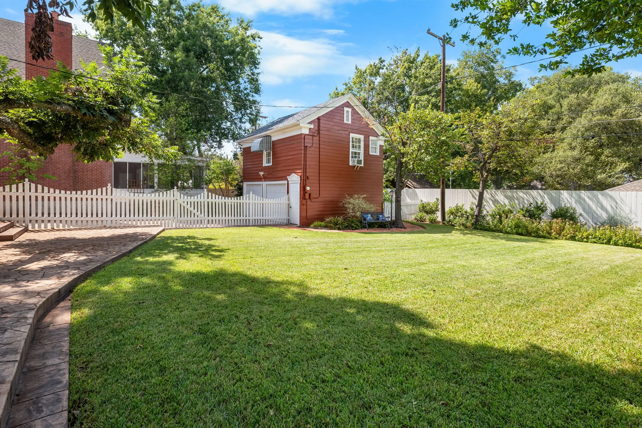Single Family Residence For Sale in Mc Lennan County , 3411 Chateau Avenue, Waco, Texas 76710, 3 Bedroom, 3 Bathroom, 2 Garage spaces, 3,012 Sqft, built in 1929, mls#21373210, Real Estate Agent in Waco, Homes For Sale in Mc Lennan county, Homes For Sale in Waco, Realtor in Waco Texas, Real Estate Brokerage Independent Realty Texas, Luminita Cordes Realtor