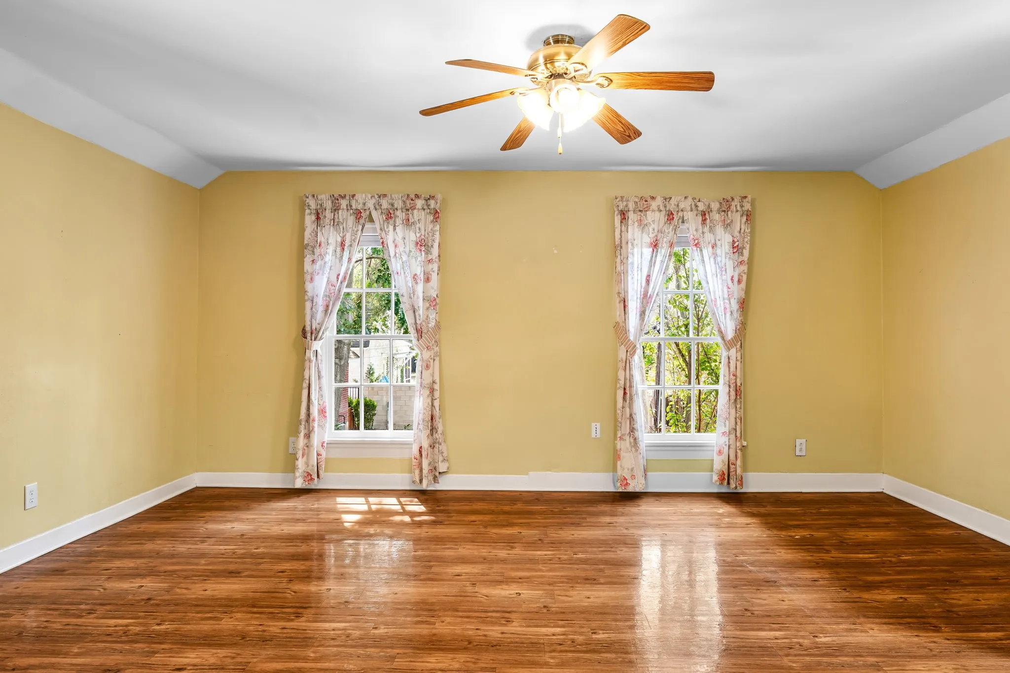 Single Family Residence For Sale in Mc Lennan County , 3411 Chateau Avenue, Waco, Texas 76710, 3 Bedroom, 3 Bathroom, 2 Garage spaces, 3,012 Sqft, built in 1929, mls#21373210, Real Estate Agent in Waco, Homes For Sale in Mc Lennan county, Homes For Sale in Waco, Realtor in Waco Texas, Real Estate Brokerage Independent Realty Texas, Luminita Cordes Realtor