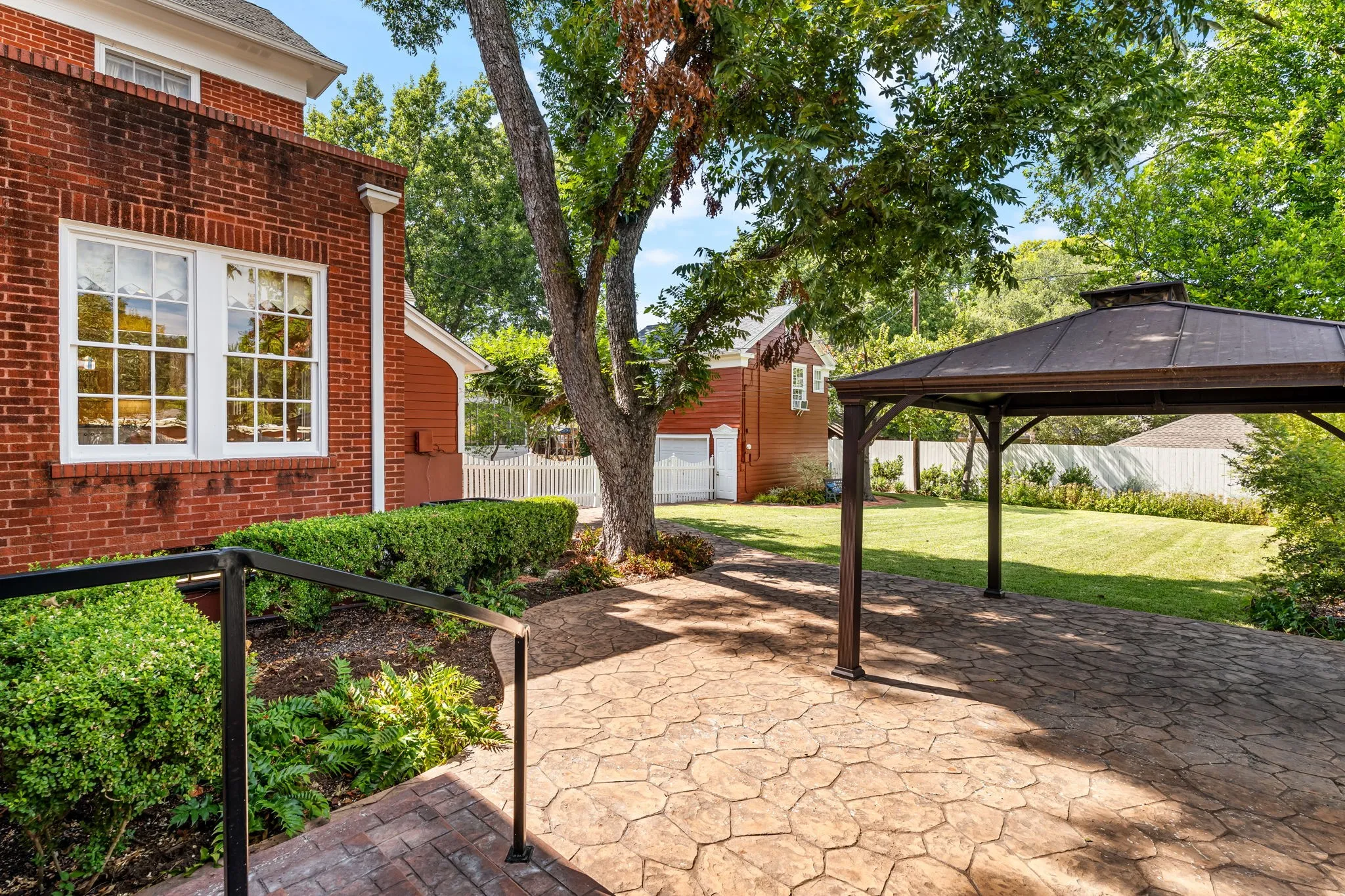 Single Family Residence For Sale in Mc Lennan County , 3411 Chateau Avenue, Waco, Texas 76710, 3 Bedroom, 3 Bathroom, 2 Garage spaces, 3,012 Sqft, built in 1929, mls#21373210, Real Estate Agent in Waco, Homes For Sale in Mc Lennan county, Homes For Sale in Waco, Realtor in Waco Texas, Real Estate Brokerage Independent Realty Texas, Luminita Cordes Realtor