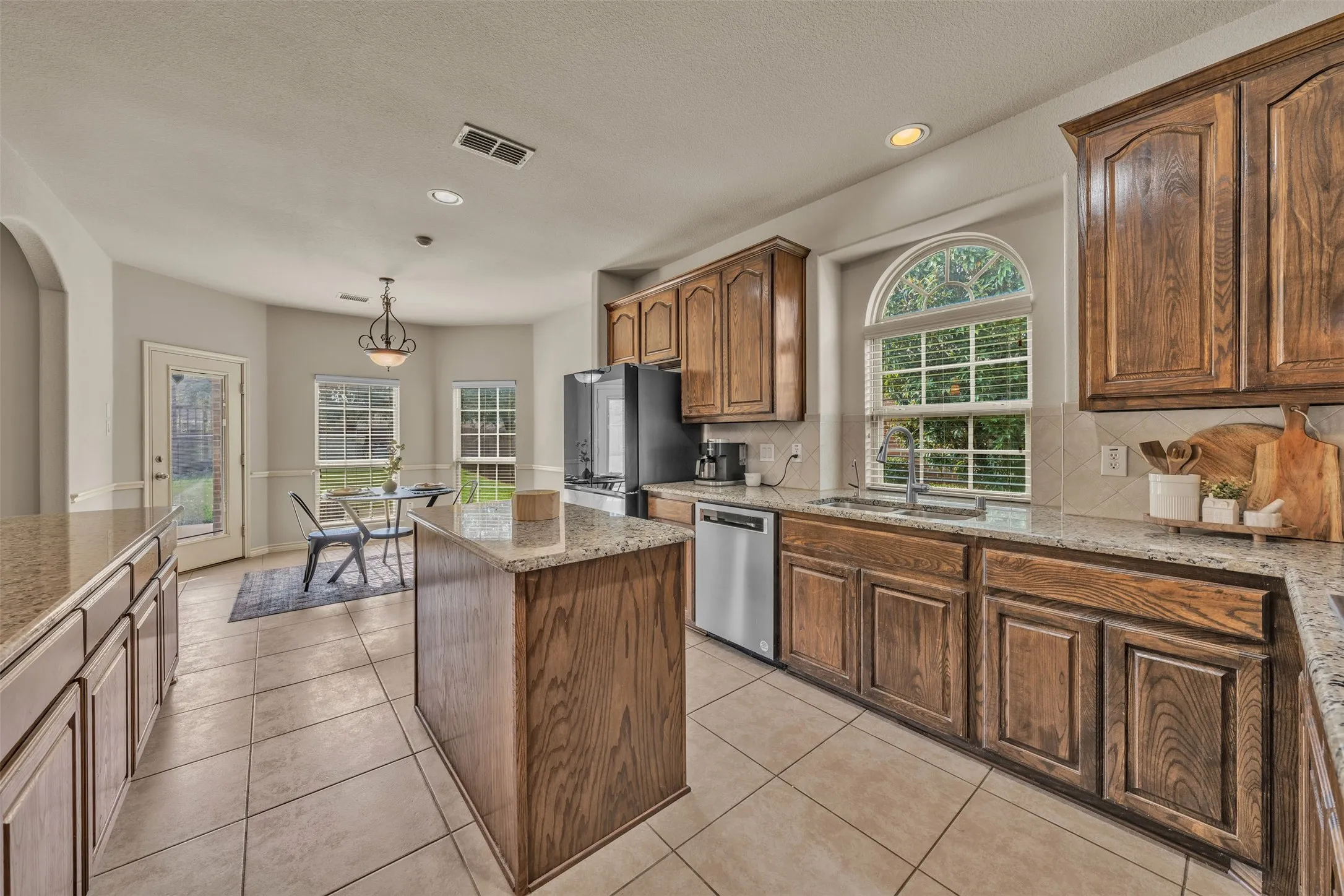 Single Family Residence For Sale in Tarrant County , 1201 Genesis Drive, Mansfield, Texas 76063, 5 Bedroom, 4 Bathroom, 3 Garage spaces, 3,572 Sqft, built in 2011, mls#21390820, Real Estate Agent in Mansfield, Homes For Sale in Tarrant county, Homes For Sale in Mansfield, Realtor in Mansfield Texas, Real Estate Brokerage Independent Realty Texas, Luminita Cordes Realtor