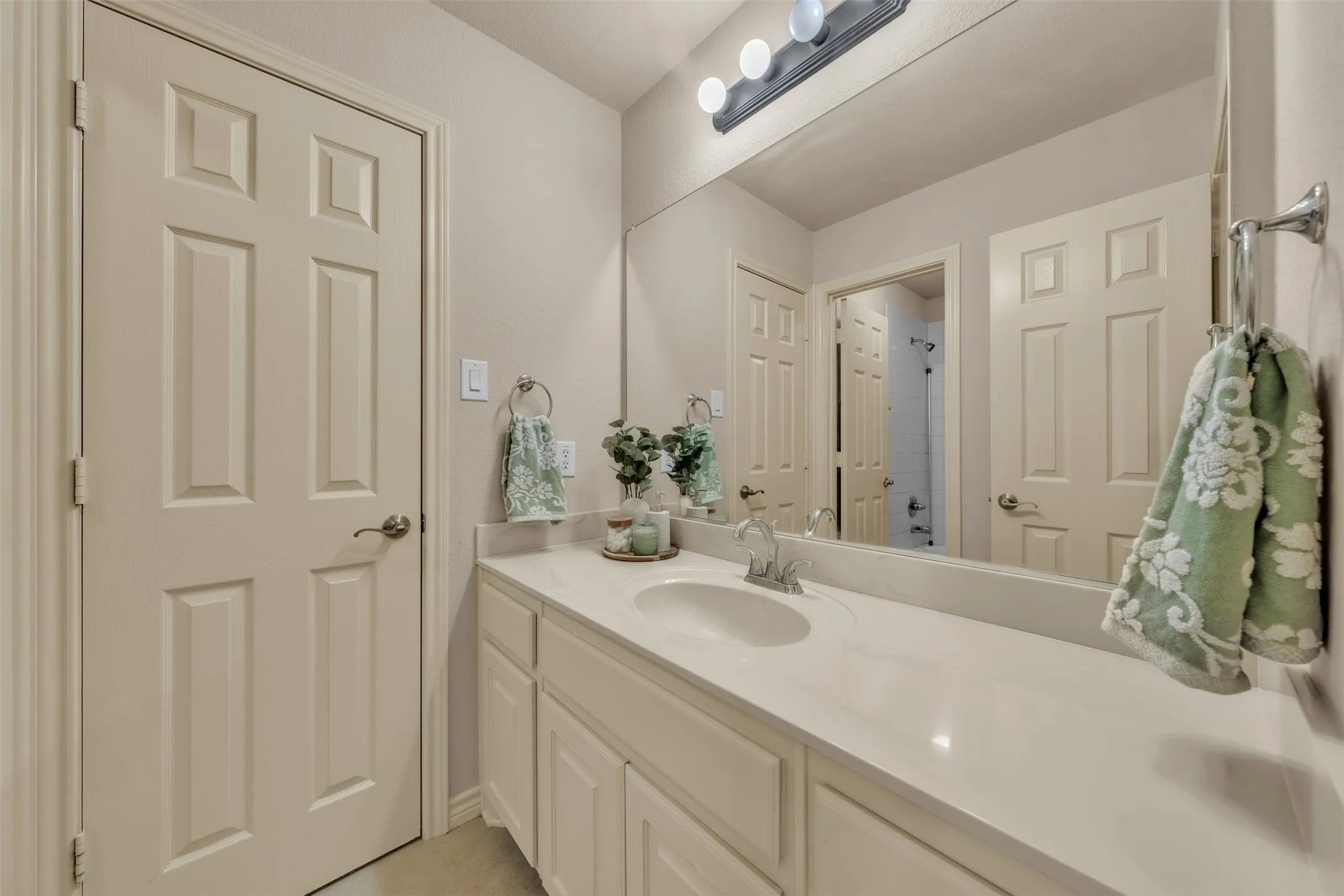 Single Family Residence For Sale in Tarrant County , 1201 Genesis Drive, Mansfield, Texas 76063, 5 Bedroom, 4 Bathroom, 3 Garage spaces, 3,572 Sqft, built in 2011, mls#21390820, Real Estate Agent in Mansfield, Homes For Sale in Tarrant county, Homes For Sale in Mansfield, Realtor in Mansfield Texas, Real Estate Brokerage Independent Realty Texas, Luminita Cordes Realtor