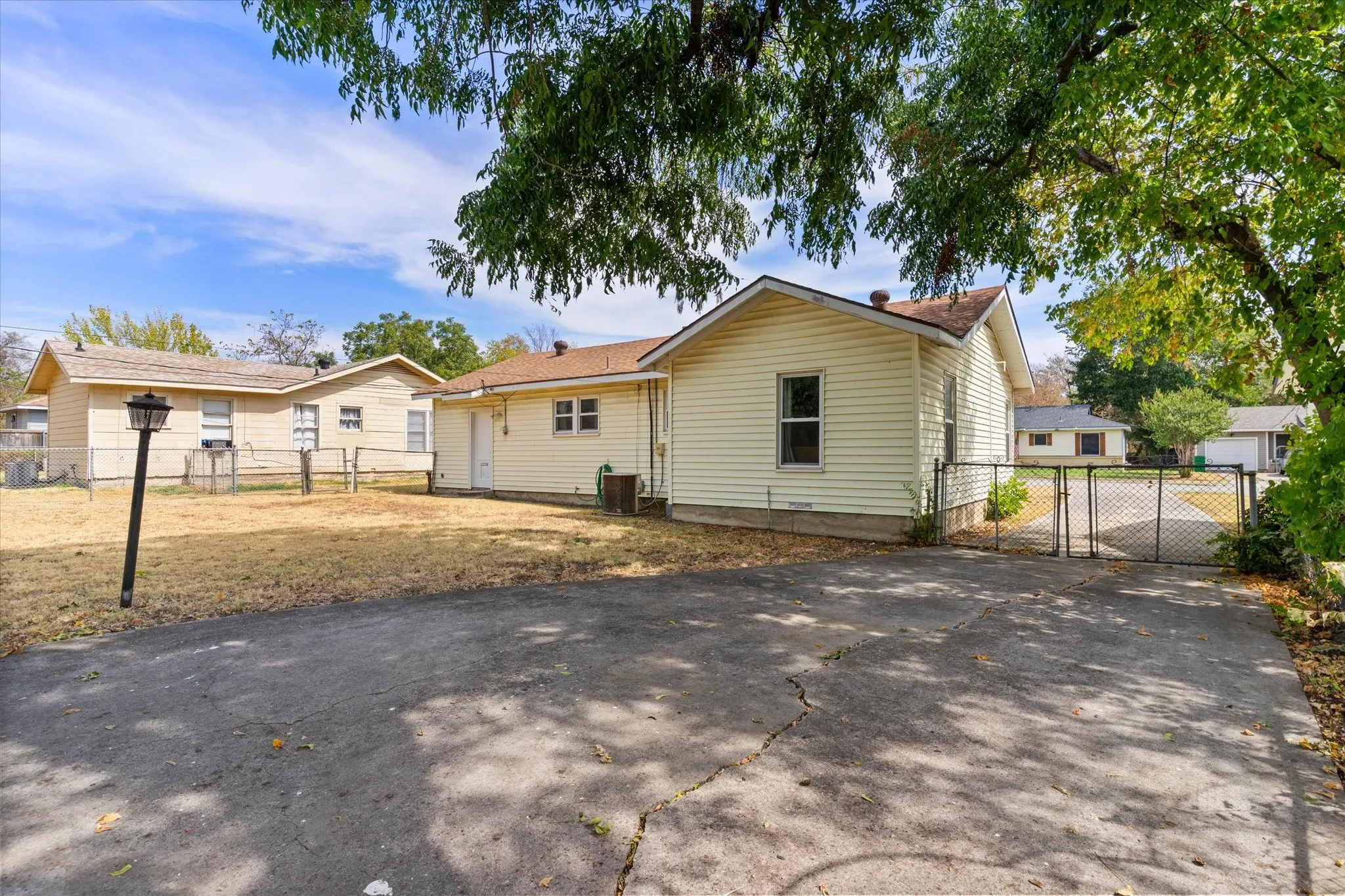 Single Family Residence For Sale in Tarrant County , 3513 Meadow Oaks Drive, Haltom City, Texas 76117, 3 Bedroom, 1 Bathroom, 2 Garage spaces, 1,268 Sqft, built in 1955, mls#21397520, Real Estate Agent in Haltom City, Homes For Sale in Tarrant county, Homes For Sale in Haltom City, Realtor in Haltom City Texas, Real Estate Brokerage Independent Realty Texas, Luminita Cordes Realtor