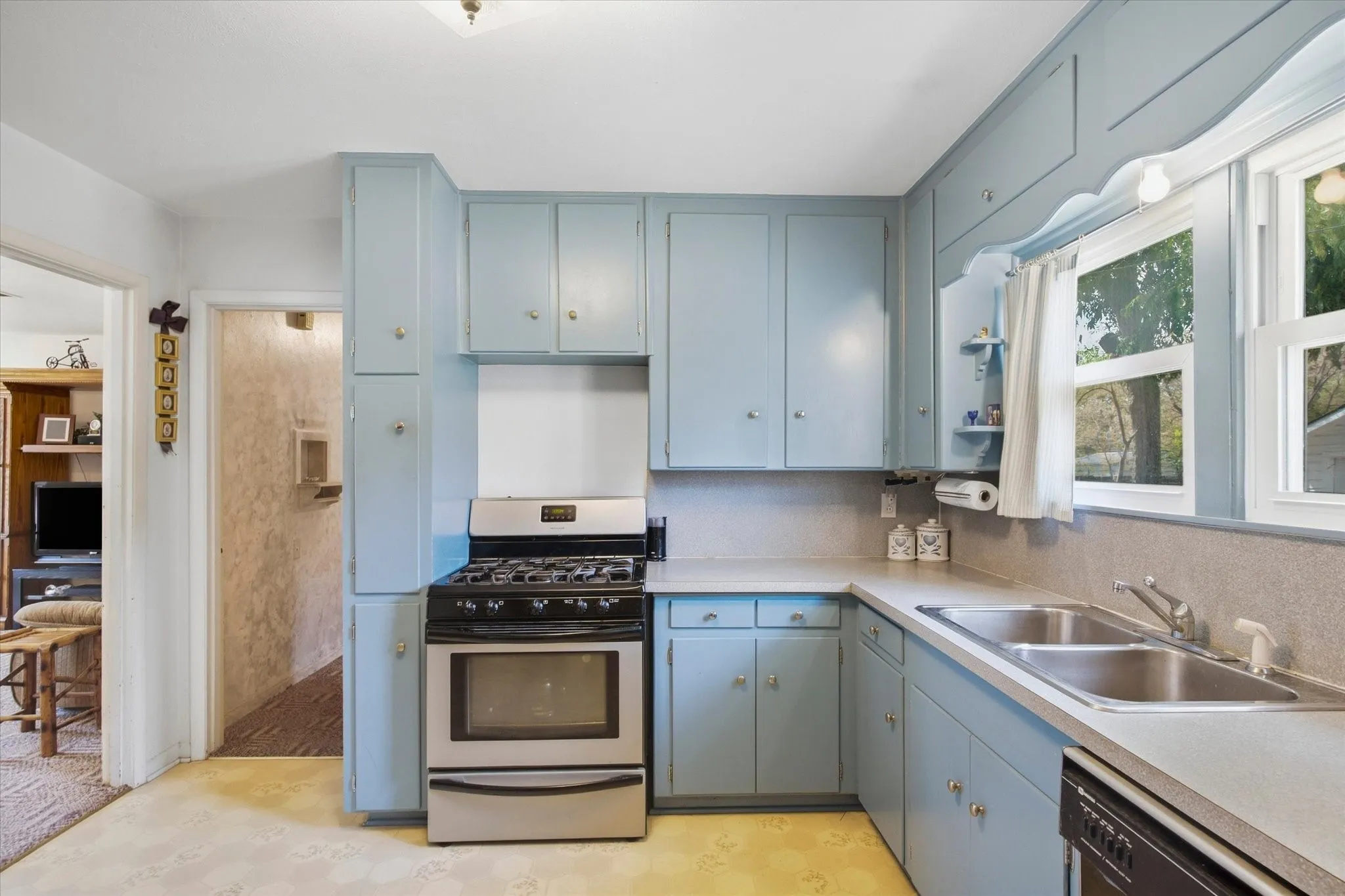 Single Family Residence For Sale in Tarrant County , 3513 Meadow Oaks Drive, Haltom City, Texas 76117, 3 Bedroom, 1 Bathroom, 2 Garage spaces, 1,268 Sqft, built in 1955, mls#21397520, Real Estate Agent in Haltom City, Homes For Sale in Tarrant county, Homes For Sale in Haltom City, Realtor in Haltom City Texas, Real Estate Brokerage Independent Realty Texas, Luminita Cordes Realtor