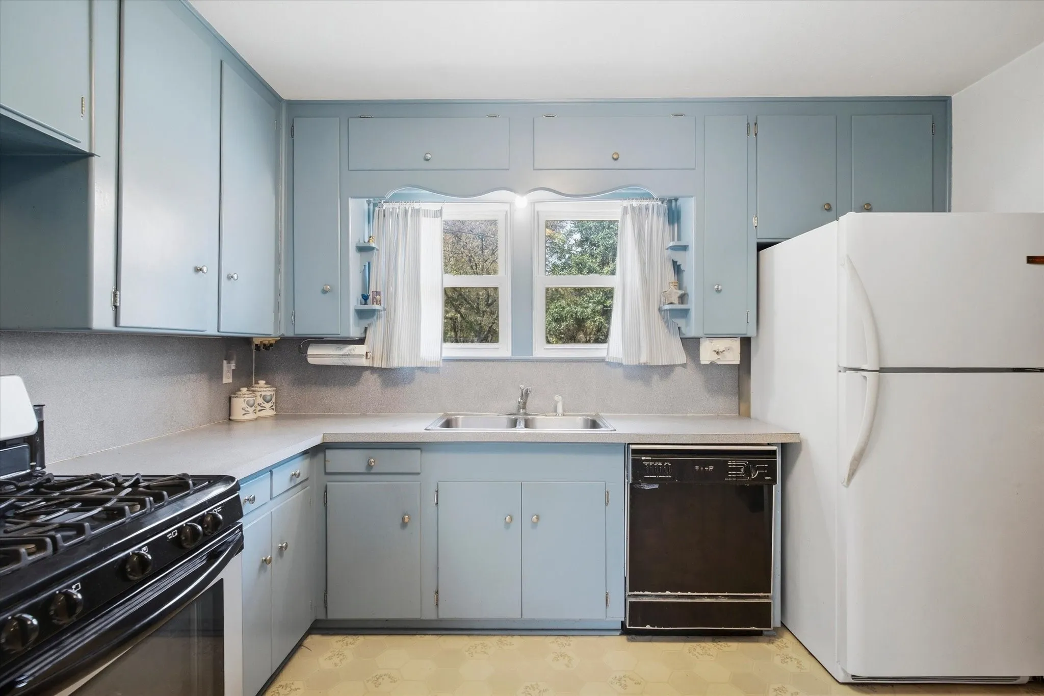 Single Family Residence For Sale in Tarrant County , 3513 Meadow Oaks Drive, Haltom City, Texas 76117, 3 Bedroom, 1 Bathroom, 2 Garage spaces, 1,268 Sqft, built in 1955, mls#21397520, Real Estate Agent in Haltom City, Homes For Sale in Tarrant county, Homes For Sale in Haltom City, Realtor in Haltom City Texas, Real Estate Brokerage Independent Realty Texas, Luminita Cordes Realtor