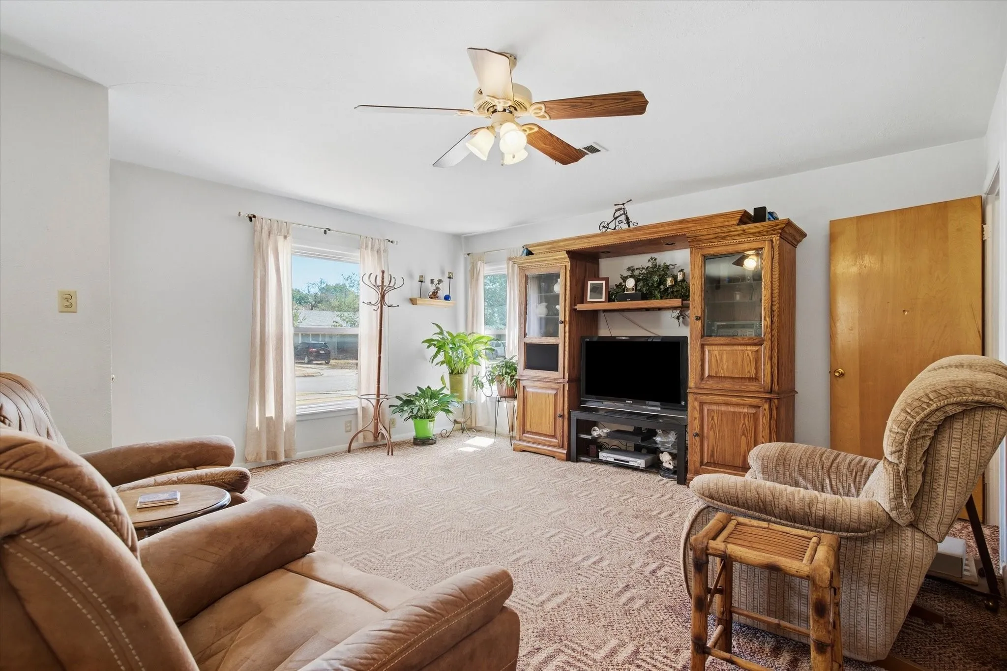 Single Family Residence For Sale in Tarrant County , 3513 Meadow Oaks Drive, Haltom City, Texas 76117, 3 Bedroom, 1 Bathroom, 2 Garage spaces, 1,268 Sqft, built in 1955, mls#21397520, Real Estate Agent in Haltom City, Homes For Sale in Tarrant county, Homes For Sale in Haltom City, Realtor in Haltom City Texas, Real Estate Brokerage Independent Realty Texas, Luminita Cordes Realtor