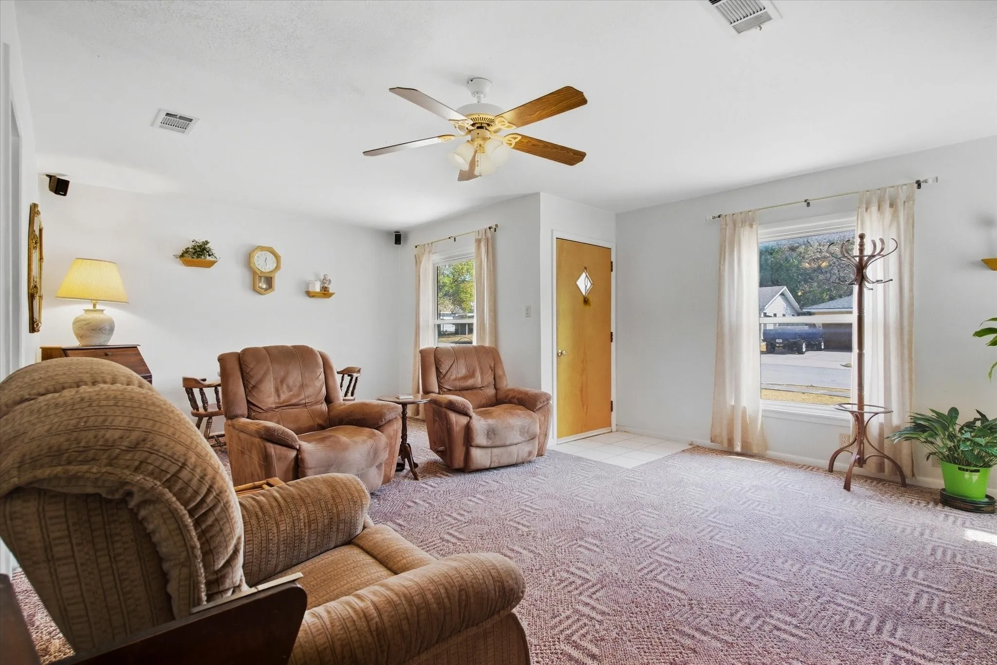 Single Family Residence For Sale in Tarrant County , 3513 Meadow Oaks Drive, Haltom City, Texas 76117, 3 Bedroom, 1 Bathroom, 2 Garage spaces, 1,268 Sqft, built in 1955, mls#21397520, Real Estate Agent in Haltom City, Homes For Sale in Tarrant county, Homes For Sale in Haltom City, Realtor in Haltom City Texas, Real Estate Brokerage Independent Realty Texas, Luminita Cordes Realtor