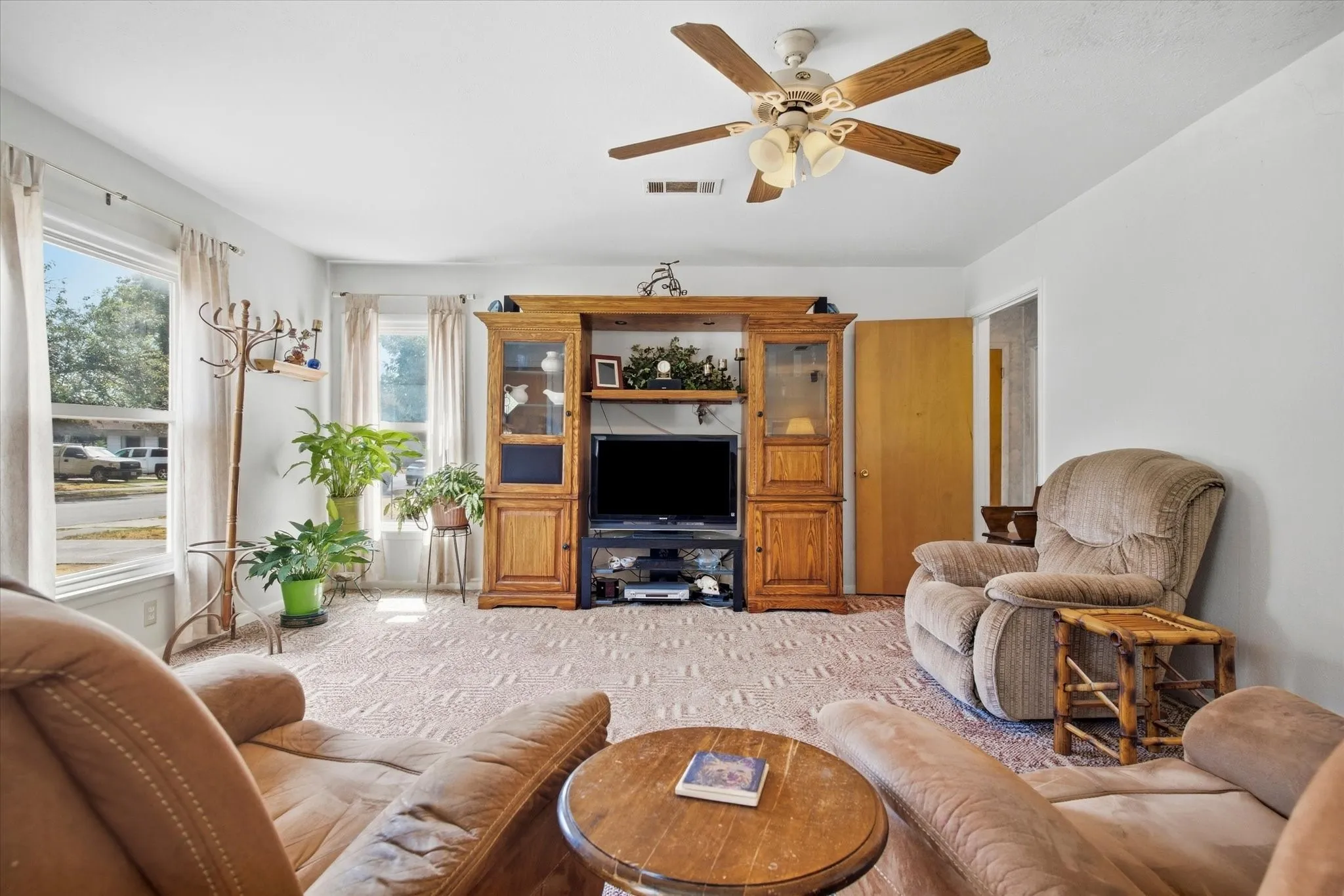 Single Family Residence For Sale in Tarrant County , 3513 Meadow Oaks Drive, Haltom City, Texas 76117, 3 Bedroom, 1 Bathroom, 2 Garage spaces, 1,268 Sqft, built in 1955, mls#21397520, Real Estate Agent in Haltom City, Homes For Sale in Tarrant county, Homes For Sale in Haltom City, Realtor in Haltom City Texas, Real Estate Brokerage Independent Realty Texas, Luminita Cordes Realtor
