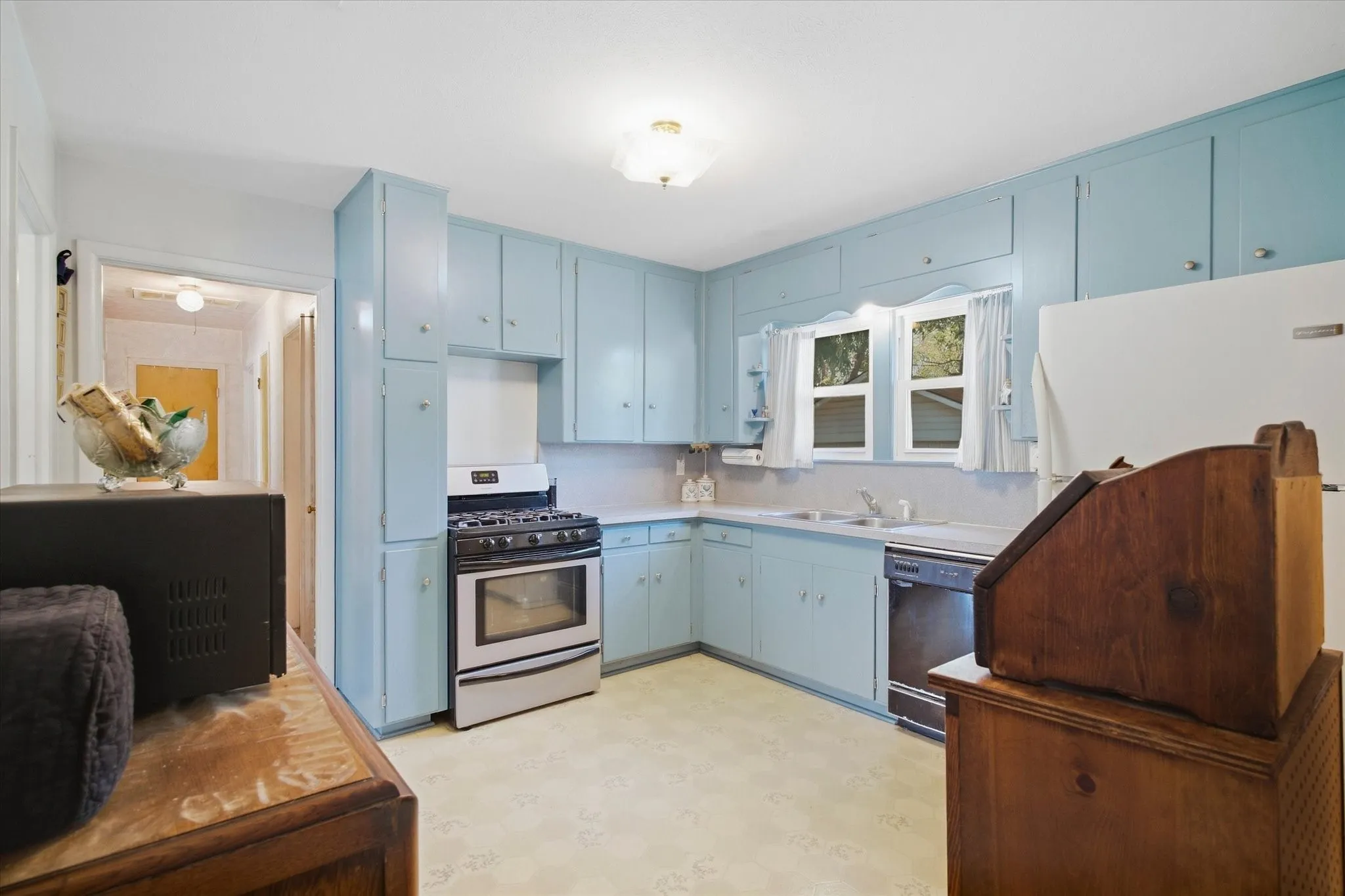 Single Family Residence For Sale in Tarrant County , 3513 Meadow Oaks Drive, Haltom City, Texas 76117, 3 Bedroom, 1 Bathroom, 2 Garage spaces, 1,268 Sqft, built in 1955, mls#21397520, Real Estate Agent in Haltom City, Homes For Sale in Tarrant county, Homes For Sale in Haltom City, Realtor in Haltom City Texas, Real Estate Brokerage Independent Realty Texas, Luminita Cordes Realtor