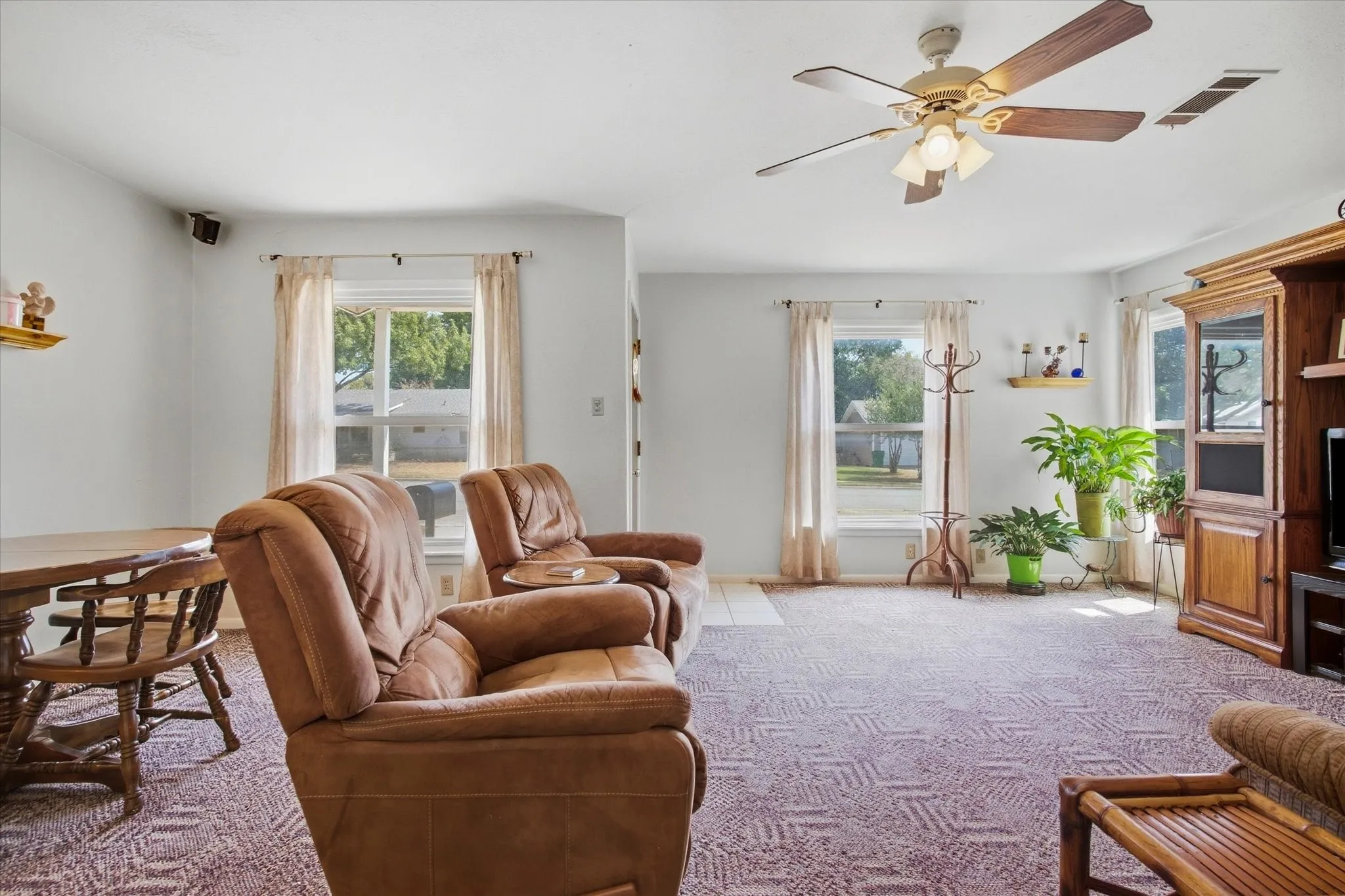 Single Family Residence For Sale in Tarrant County , 3513 Meadow Oaks Drive, Haltom City, Texas 76117, 3 Bedroom, 1 Bathroom, 2 Garage spaces, 1,268 Sqft, built in 1955, mls#21397520, Real Estate Agent in Haltom City, Homes For Sale in Tarrant county, Homes For Sale in Haltom City, Realtor in Haltom City Texas, Real Estate Brokerage Independent Realty Texas, Luminita Cordes Realtor