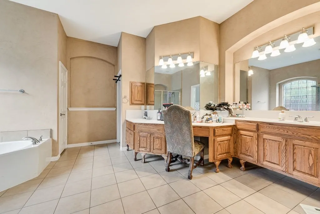 Single Family Residence For Sale in Dallas County , 663 Links View Court, Grand Prairie, Texas 75052, 5 Bedroom, 4 Bathroom, 3 Garage spaces, 4,257 Sqft, built in 2005, mls#21399566, Real Estate Agent in Grand Prairie, Homes For Sale in Dallas county, Homes For Sale in Grand Prairie, Realtor in Grand Prairie Texas, Real Estate Brokerage Independent Realty Texas, Luminita Cordes Realtor