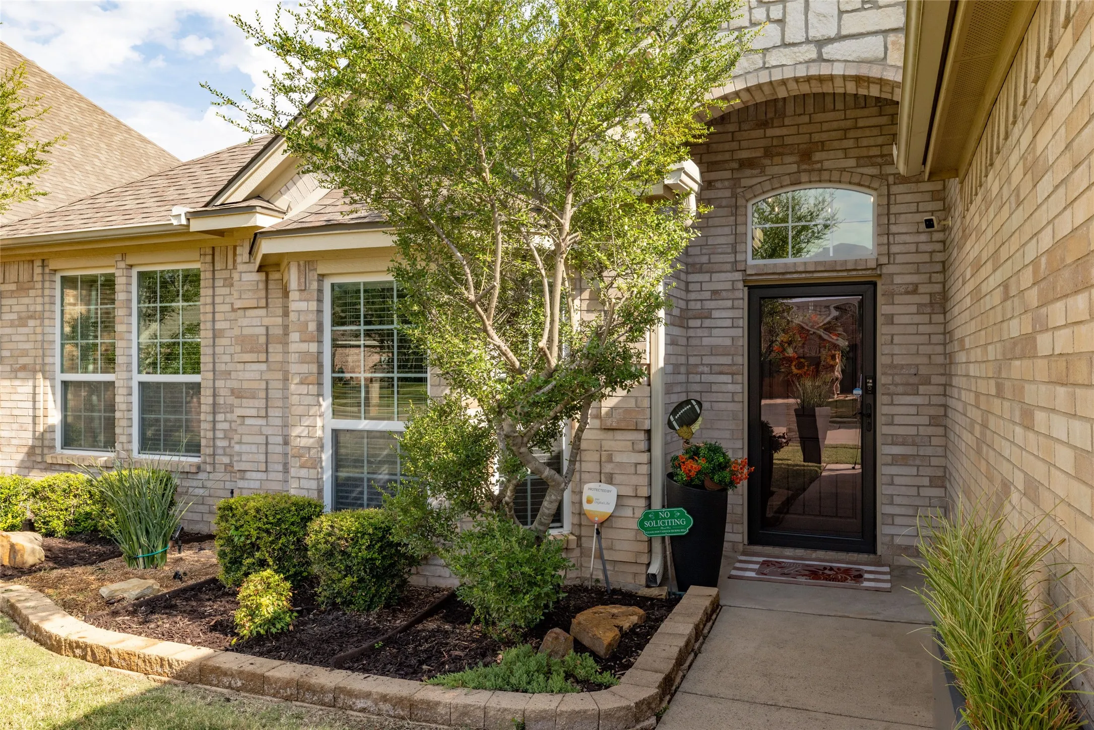 Single Family Residence For Sale in Tarrant County , 8308 Teja Trail, Benbrook, Texas 76126, 3 Bedroom, 2 Bathroom, 2 Garage spaces, 1,741 Sqft, built in 2006, mls#21397859, Real Estate Agent in Benbrook, Homes For Sale in Tarrant county, Homes For Sale in Benbrook, Realtor in Benbrook Texas, Real Estate Brokerage Independent Realty Texas, Luminita Cordes Realtor