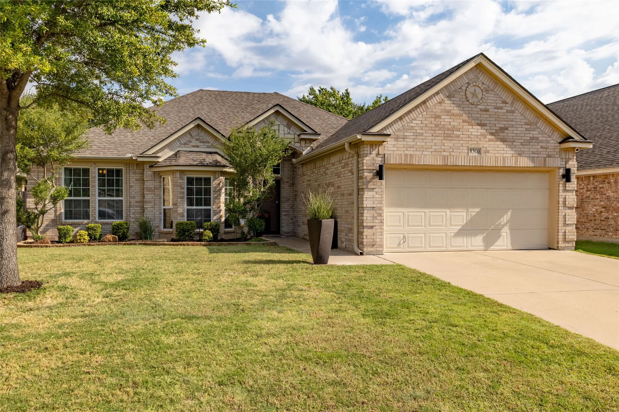 Single Family Residence For Sale in Tarrant County , 8308 Teja Trail, Benbrook, Texas 76126, 3 Bedroom, 2 Bathroom, 2 Garage spaces, 1,741 Sqft, built in 2006, mls#21397859, Real Estate Agent in Benbrook, Homes For Sale in Tarrant county, Homes For Sale in Benbrook, Realtor in Benbrook Texas, Real Estate Brokerage Independent Realty Texas, Luminita Cordes Realtor