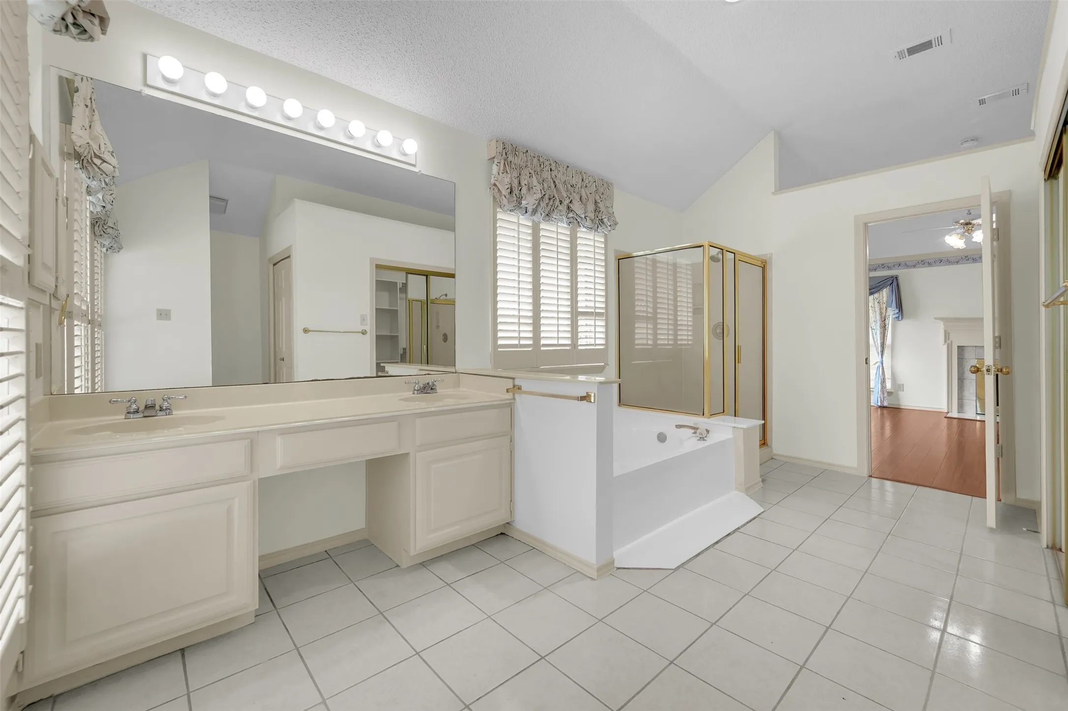 Single Family Residence For Sale in Dallas County , 4210 Stonecastle Drive, Garland, Texas 75044, 4 Bedroom, 3 Bathroom, 2 Garage spaces, 2,609 Sqft, built in 1989, mls#21397653, Real Estate Agent in Garland, Homes For Sale in Dallas county, Homes For Sale in Garland, Realtor in Garland Texas, Real Estate Brokerage Independent Realty Texas, Luminita Cordes Realtor