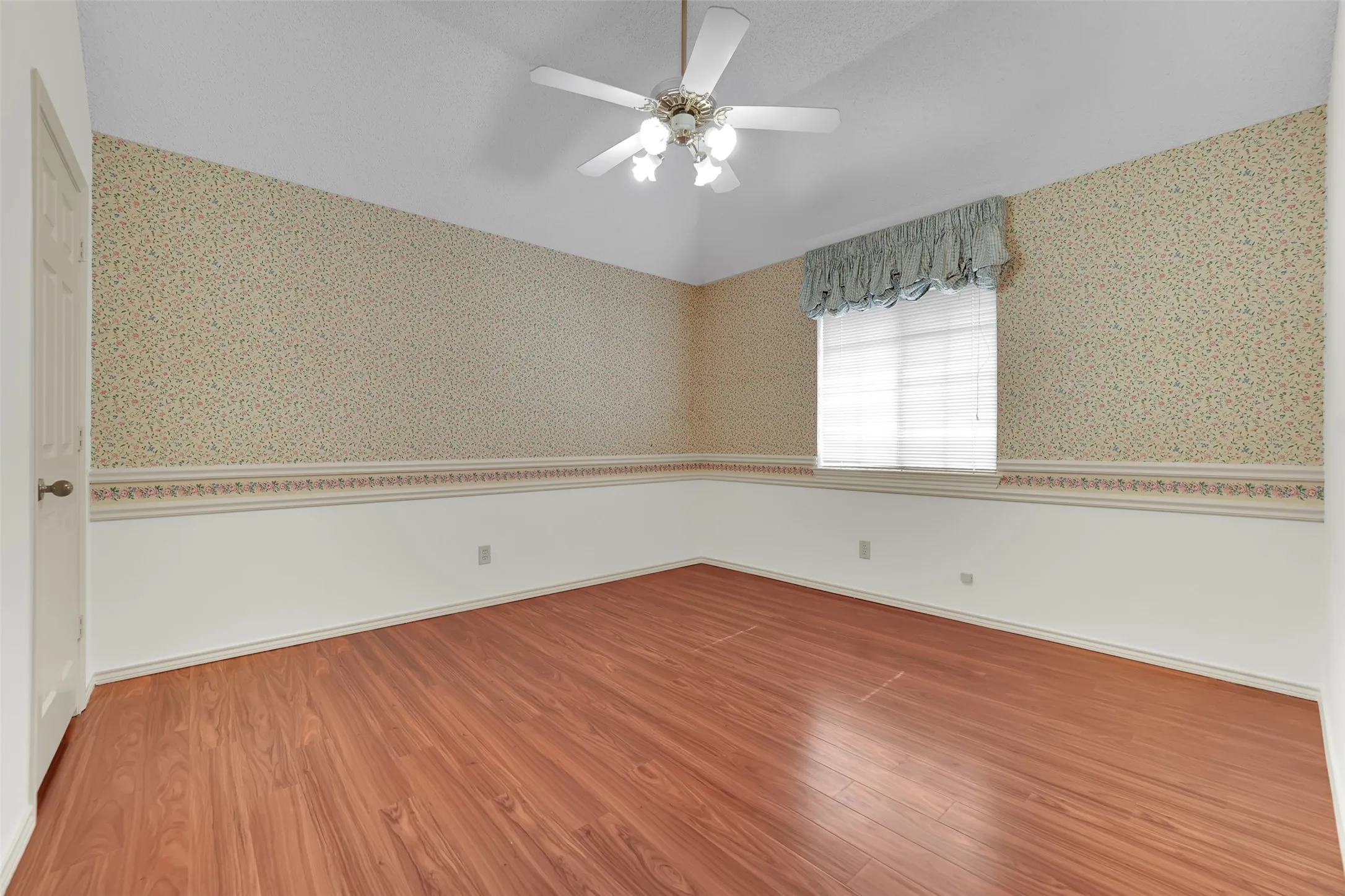 Single Family Residence For Sale in Dallas County , 4210 Stonecastle Drive, Garland, Texas 75044, 4 Bedroom, 3 Bathroom, 2 Garage spaces, 2,609 Sqft, built in 1989, mls#21397653, Real Estate Agent in Garland, Homes For Sale in Dallas county, Homes For Sale in Garland, Realtor in Garland Texas, Real Estate Brokerage Independent Realty Texas, Luminita Cordes Realtor