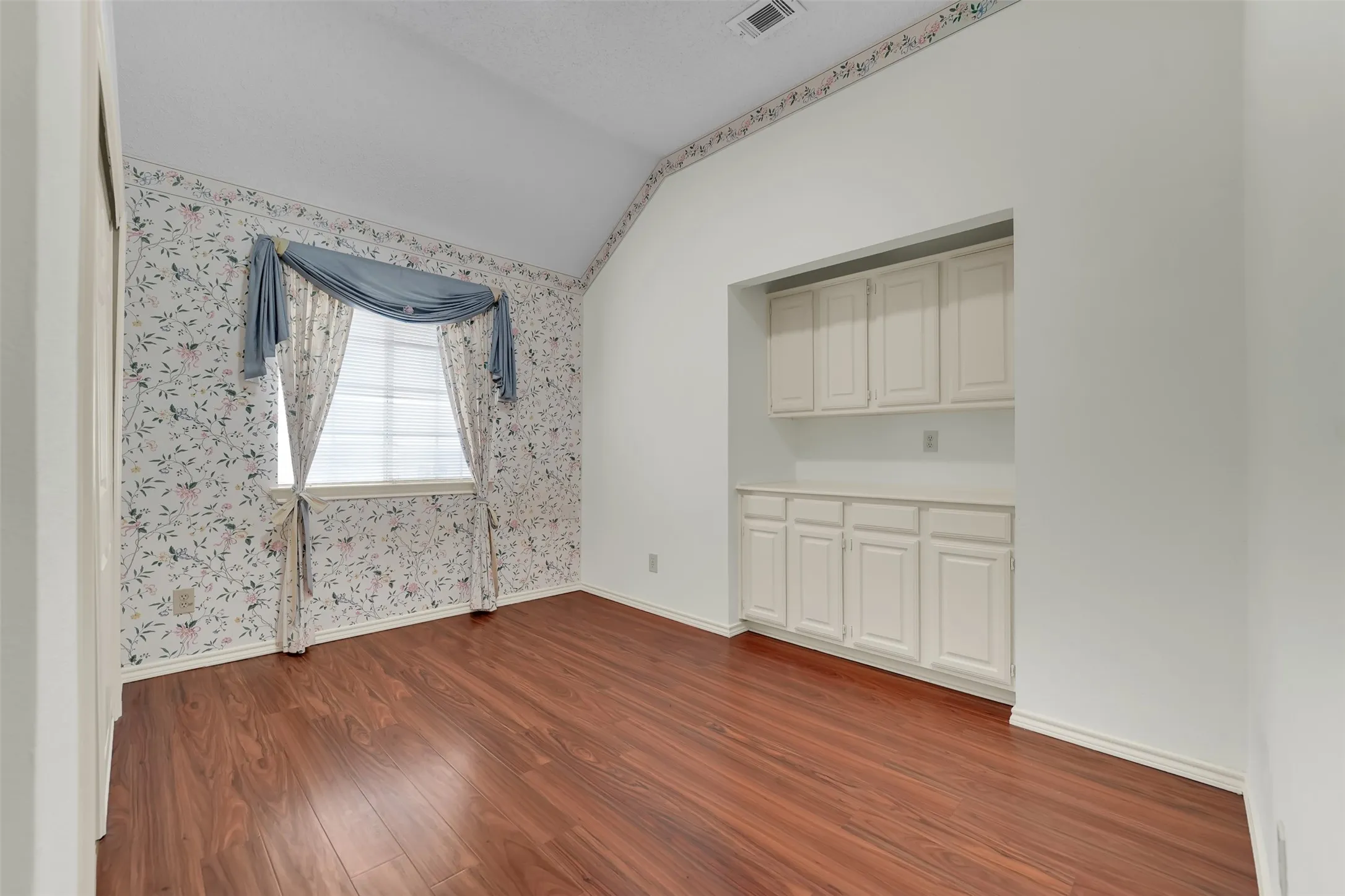 Single Family Residence For Sale in Dallas County , 4210 Stonecastle Drive, Garland, Texas 75044, 4 Bedroom, 3 Bathroom, 2 Garage spaces, 2,609 Sqft, built in 1989, mls#21397653, Real Estate Agent in Garland, Homes For Sale in Dallas county, Homes For Sale in Garland, Realtor in Garland Texas, Real Estate Brokerage Independent Realty Texas, Luminita Cordes Realtor