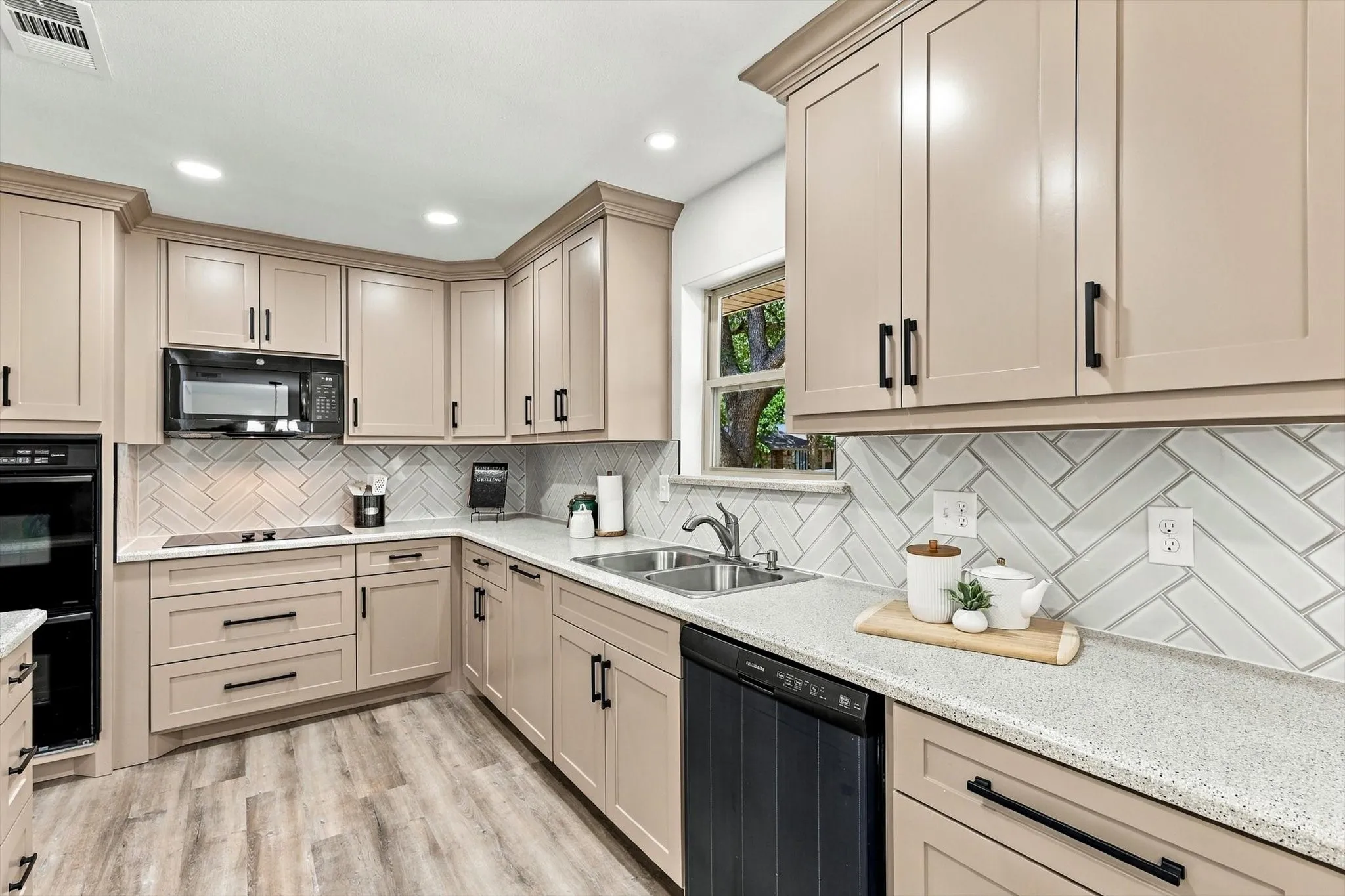 Single Family Residence For Sale in Dallas County , 514 Ridgegate Drive, Garland, Texas 75040, 3 Bedroom, 2 Bathroom, 2 Garage spaces, 2,000 Sqft, built in 1976, mls#21394727, Real Estate Agent in Garland, Homes For Sale in Dallas county, Homes For Sale in Garland, Realtor in Garland Texas, Real Estate Brokerage Independent Realty Texas, Luminita Cordes Realtor