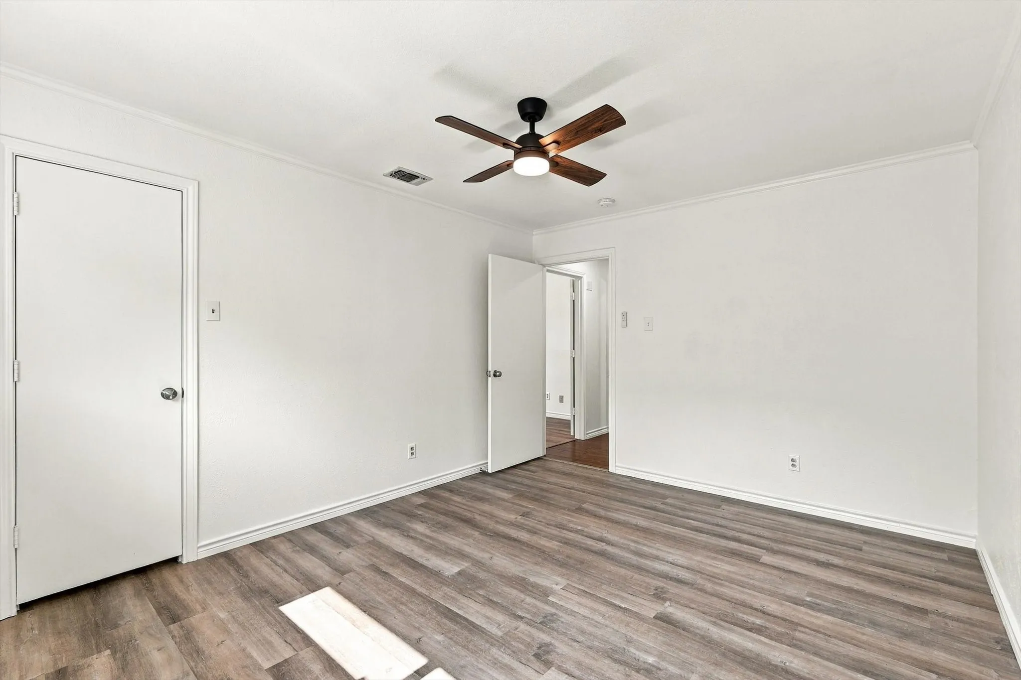 Single Family Residence For Sale in Dallas County , 514 Ridgegate Drive, Garland, Texas 75040, 3 Bedroom, 2 Bathroom, 2 Garage spaces, 2,000 Sqft, built in 1976, mls#21394727, Real Estate Agent in Garland, Homes For Sale in Dallas county, Homes For Sale in Garland, Realtor in Garland Texas, Real Estate Brokerage Independent Realty Texas, Luminita Cordes Realtor