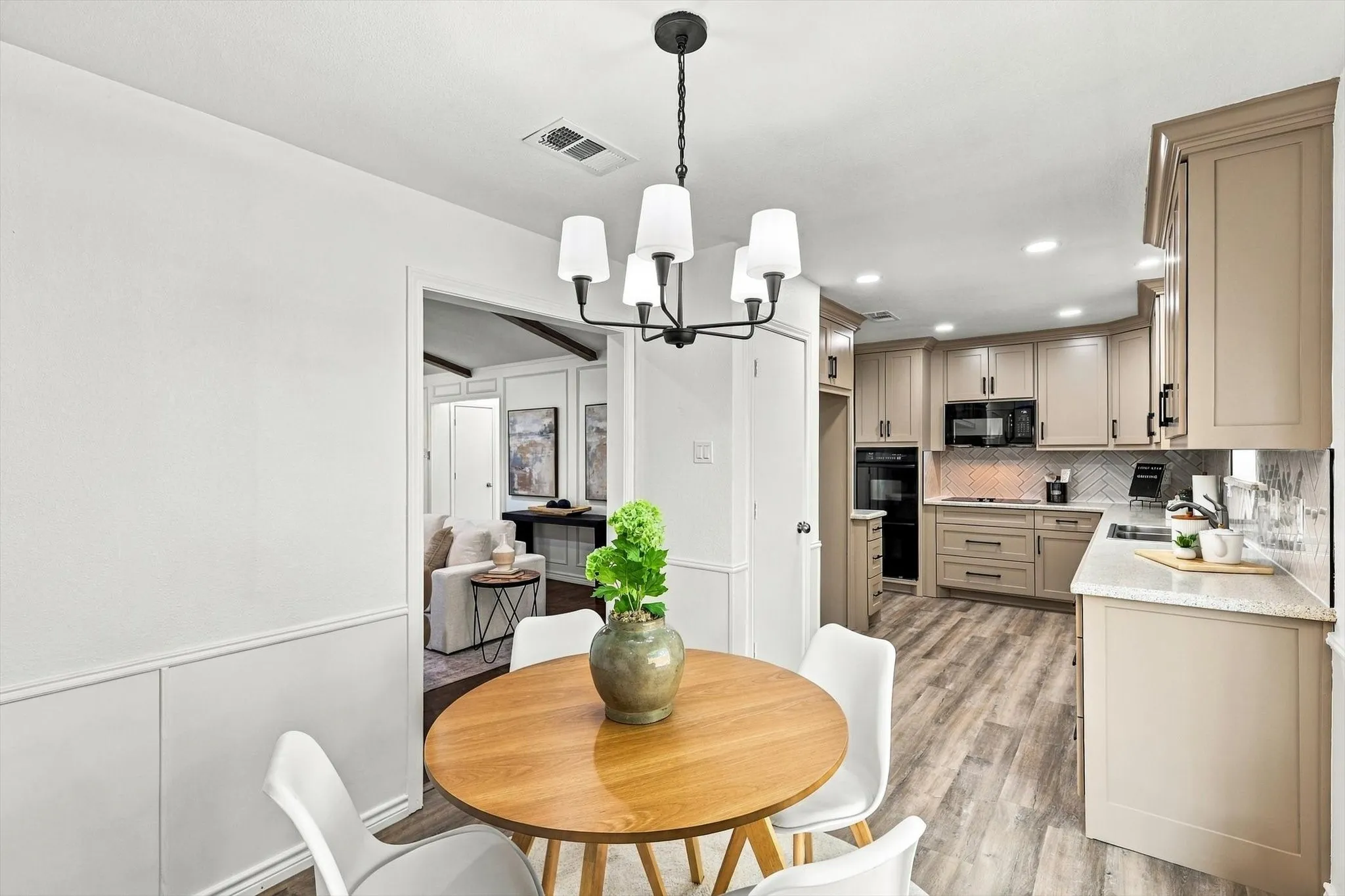 Single Family Residence For Sale in Dallas County , 514 Ridgegate Drive, Garland, Texas 75040, 3 Bedroom, 2 Bathroom, 2 Garage spaces, 2,000 Sqft, built in 1976, mls#21394727, Real Estate Agent in Garland, Homes For Sale in Dallas county, Homes For Sale in Garland, Realtor in Garland Texas, Real Estate Brokerage Independent Realty Texas, Luminita Cordes Realtor