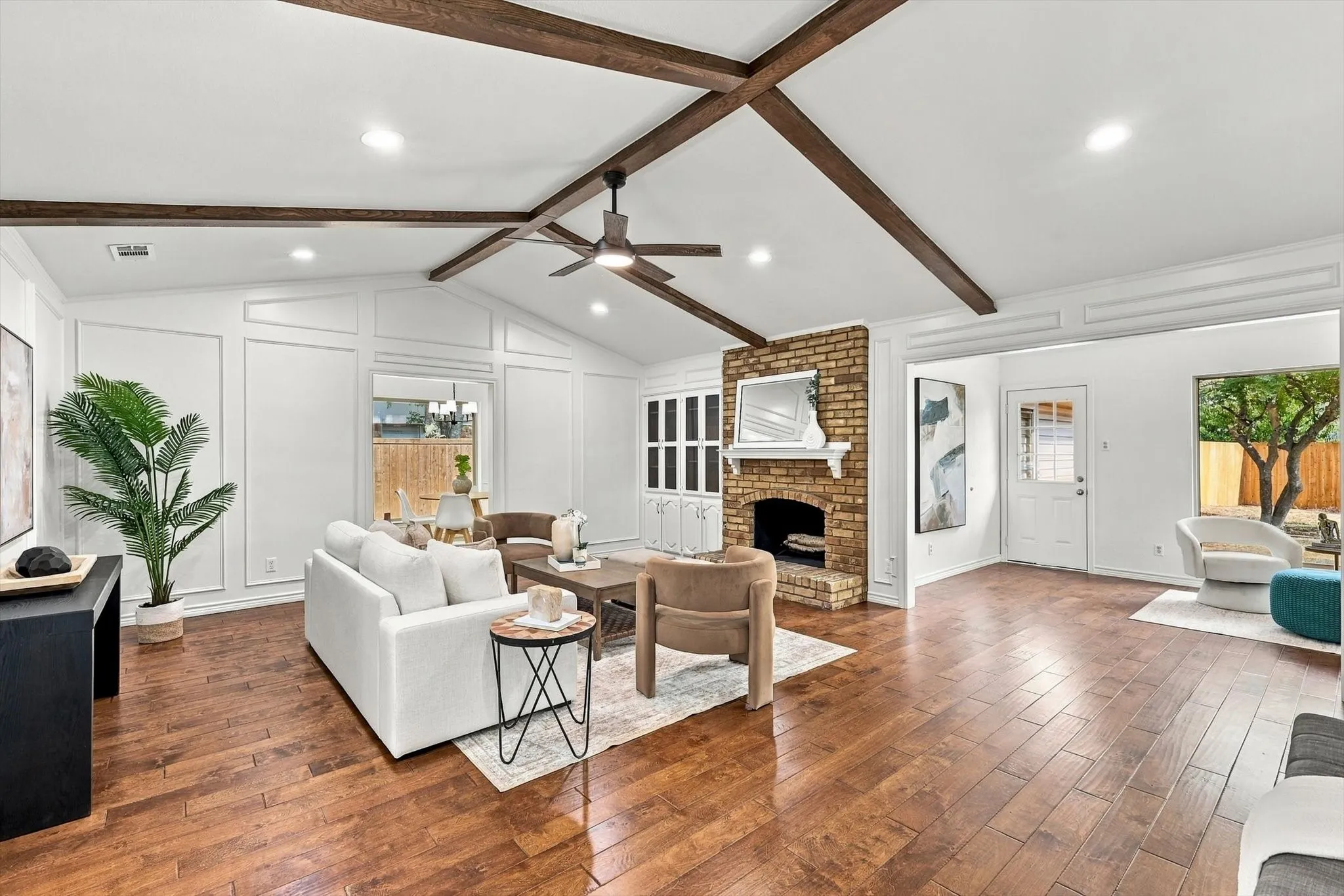 Single Family Residence For Sale in Dallas County , 514 Ridgegate Drive, Garland, Texas 75040, 3 Bedroom, 2 Bathroom, 2 Garage spaces, 2,000 Sqft, built in 1976, mls#21394727, Real Estate Agent in Garland, Homes For Sale in Dallas county, Homes For Sale in Garland, Realtor in Garland Texas, Real Estate Brokerage Independent Realty Texas, Luminita Cordes Realtor
