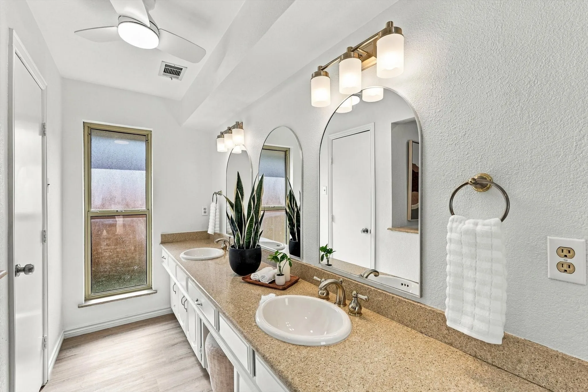 Single Family Residence For Sale in Dallas County , 514 Ridgegate Drive, Garland, Texas 75040, 3 Bedroom, 2 Bathroom, 2 Garage spaces, 2,000 Sqft, built in 1976, mls#21394727, Real Estate Agent in Garland, Homes For Sale in Dallas county, Homes For Sale in Garland, Realtor in Garland Texas, Real Estate Brokerage Independent Realty Texas, Luminita Cordes Realtor