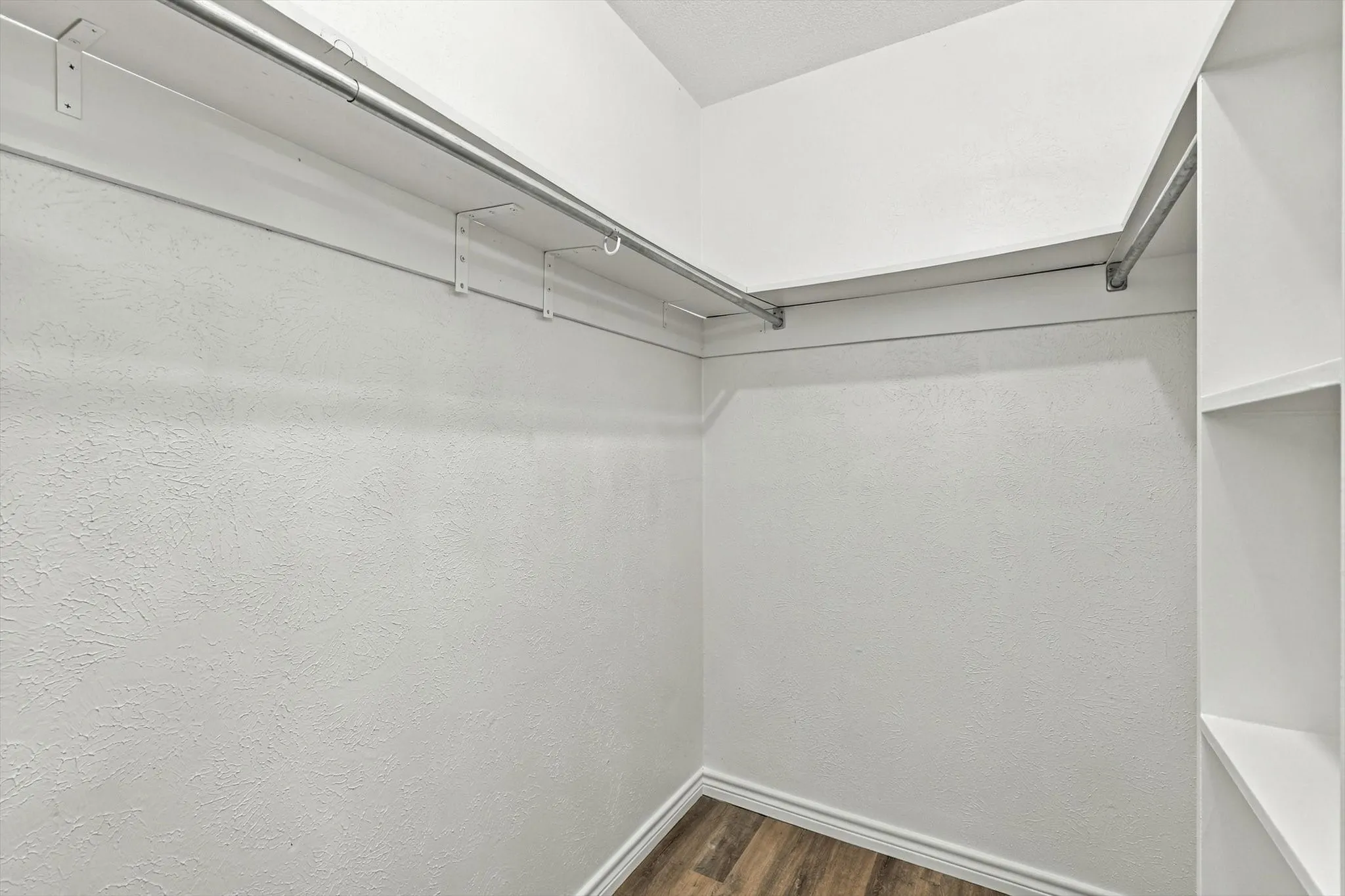 Single Family Residence For Sale in Dallas County , 514 Ridgegate Drive, Garland, Texas 75040, 3 Bedroom, 2 Bathroom, 2 Garage spaces, 2,000 Sqft, built in 1976, mls#21394727, Real Estate Agent in Garland, Homes For Sale in Dallas county, Homes For Sale in Garland, Realtor in Garland Texas, Real Estate Brokerage Independent Realty Texas, Luminita Cordes Realtor
