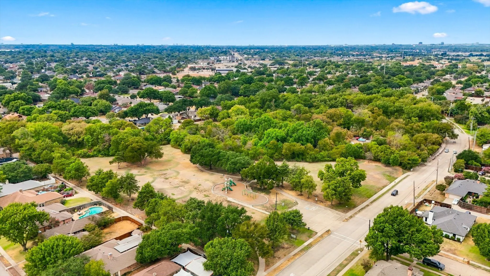 Single Family Residence For Sale in Dallas County , 514 Ridgegate Drive, Garland, Texas 75040, 3 Bedroom, 2 Bathroom, 2 Garage spaces, 2,000 Sqft, built in 1976, mls#21394727, Real Estate Agent in Garland, Homes For Sale in Dallas county, Homes For Sale in Garland, Realtor in Garland Texas, Real Estate Brokerage Independent Realty Texas, Luminita Cordes Realtor