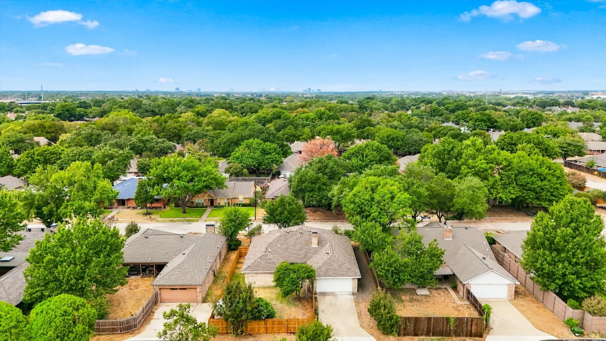 Single Family Residence For Sale in Dallas County , 514 Ridgegate Drive, Garland, Texas 75040, 3 Bedroom, 2 Bathroom, 2 Garage spaces, 2,000 Sqft, built in 1976, mls#21394727, Real Estate Agent in Garland, Homes For Sale in Dallas county, Homes For Sale in Garland, Realtor in Garland Texas, Real Estate Brokerage Independent Realty Texas, Luminita Cordes Realtor