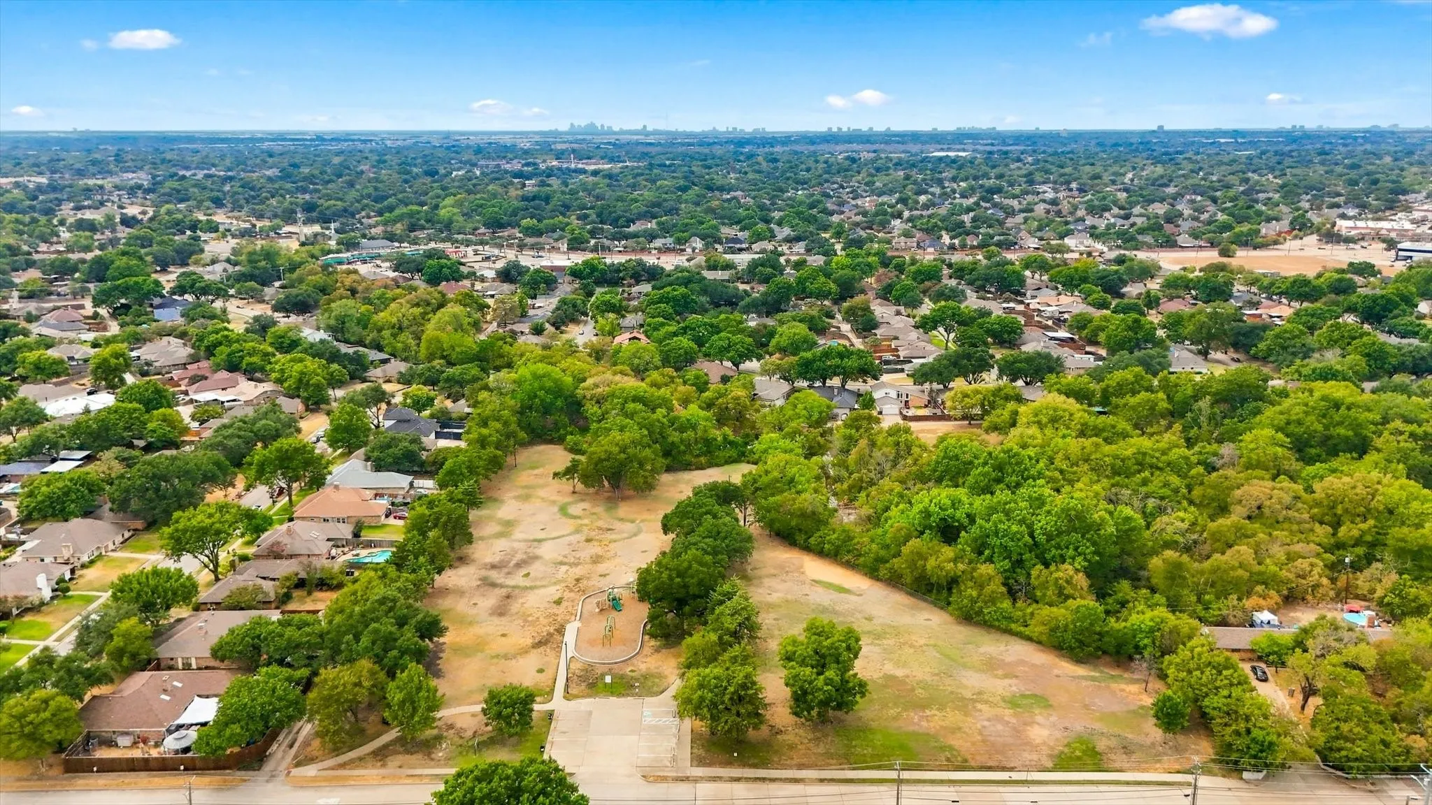 Single Family Residence For Sale in Dallas County , 514 Ridgegate Drive, Garland, Texas 75040, 3 Bedroom, 2 Bathroom, 2 Garage spaces, 2,000 Sqft, built in 1976, mls#21394727, Real Estate Agent in Garland, Homes For Sale in Dallas county, Homes For Sale in Garland, Realtor in Garland Texas, Real Estate Brokerage Independent Realty Texas, Luminita Cordes Realtor