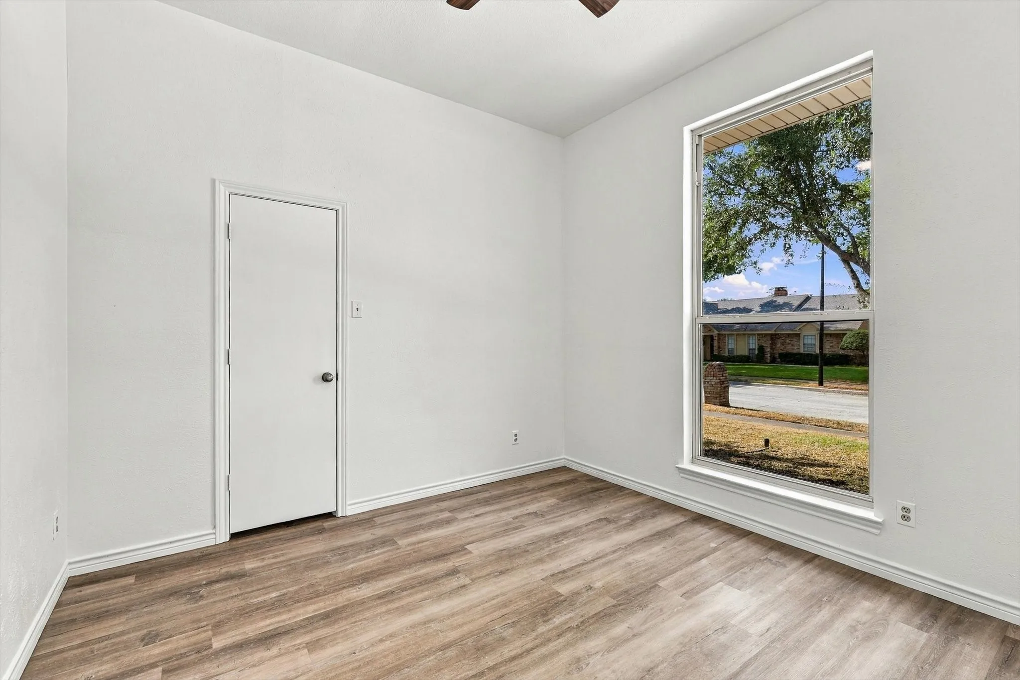 Single Family Residence For Sale in Dallas County , 514 Ridgegate Drive, Garland, Texas 75040, 3 Bedroom, 2 Bathroom, 2 Garage spaces, 2,000 Sqft, built in 1976, mls#21394727, Real Estate Agent in Garland, Homes For Sale in Dallas county, Homes For Sale in Garland, Realtor in Garland Texas, Real Estate Brokerage Independent Realty Texas, Luminita Cordes Realtor