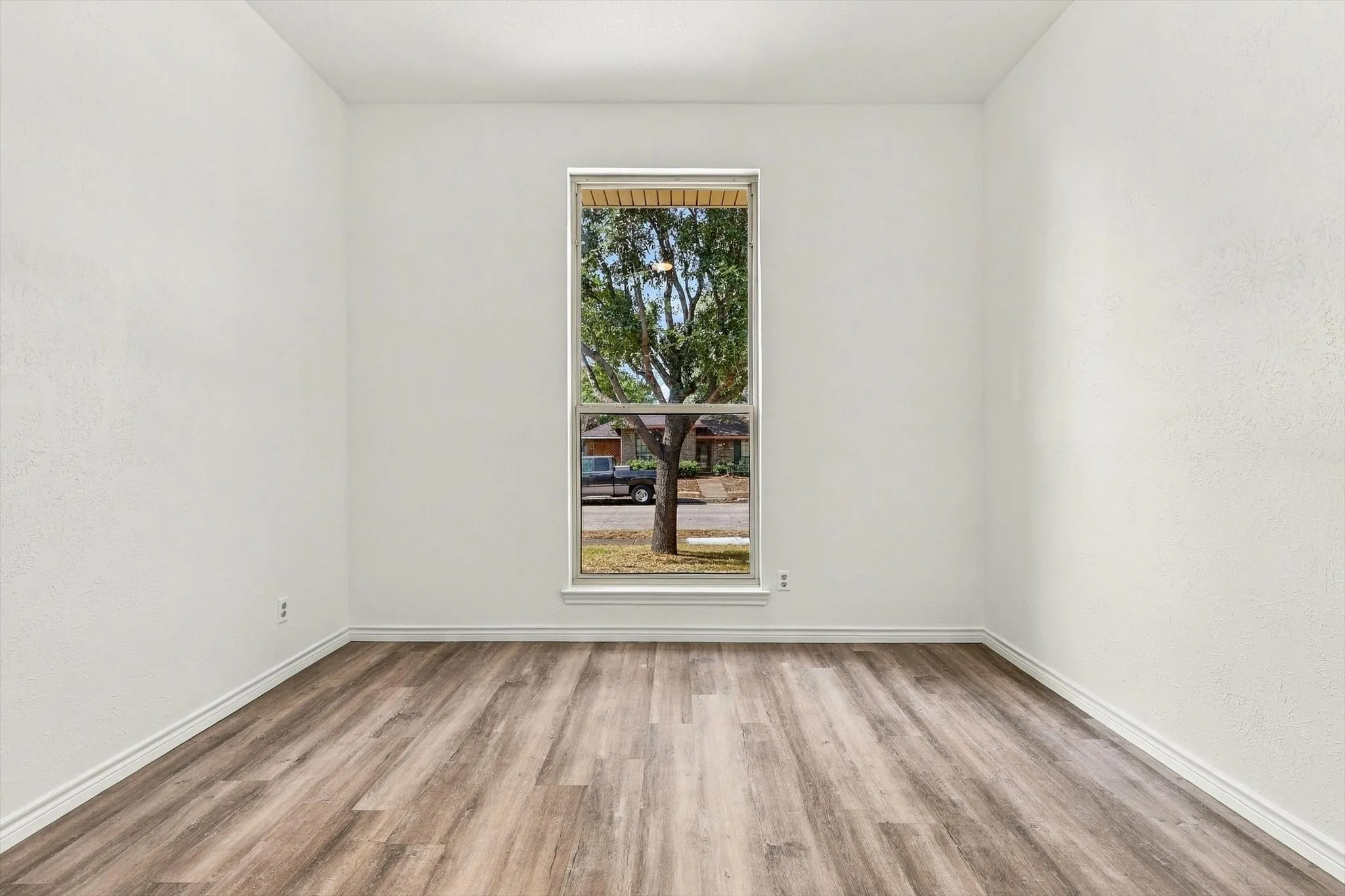 Single Family Residence For Sale in Dallas County , 514 Ridgegate Drive, Garland, Texas 75040, 3 Bedroom, 2 Bathroom, 2 Garage spaces, 2,000 Sqft, built in 1976, mls#21394727, Real Estate Agent in Garland, Homes For Sale in Dallas county, Homes For Sale in Garland, Realtor in Garland Texas, Real Estate Brokerage Independent Realty Texas, Luminita Cordes Realtor