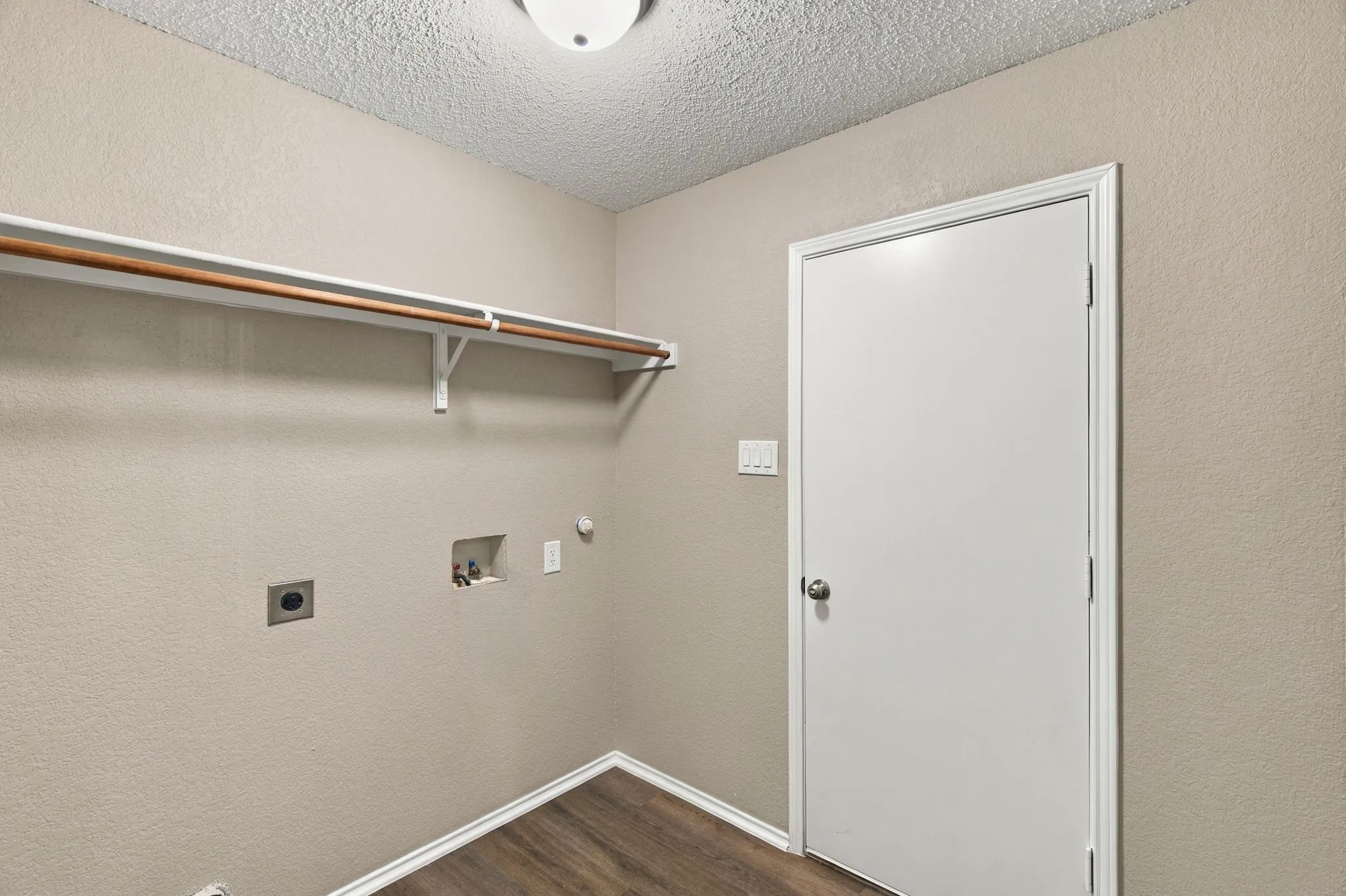 Single Family Residence For Rent in Denton County , 1627 Sequoia Drive, Krum, Texas 76249, 3 Bedroom, 2 Bathroom, 2 Garage spaces, 1,689 Sqft, built in 2003, mls#21398428, Real Estate Agent in Krum, Homes For Rent in Denton county, Homes For Rent in Krum, Realtor in Krum Texas, Real Estate Brokerage Independent Realty Texas, Luminita Cordes Realtor