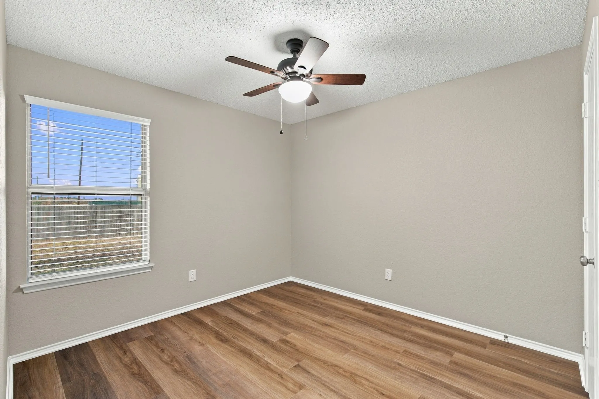 Single Family Residence For Rent in Denton County , 1627 Sequoia Drive, Krum, Texas 76249, 3 Bedroom, 2 Bathroom, 2 Garage spaces, 1,689 Sqft, built in 2003, mls#21398428, Real Estate Agent in Krum, Homes For Rent in Denton county, Homes For Rent in Krum, Realtor in Krum Texas, Real Estate Brokerage Independent Realty Texas, Luminita Cordes Realtor