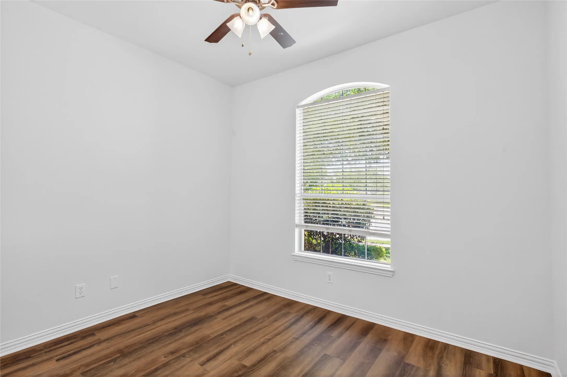 Single Family Residence For Sale in Denton County , 3229 Horizons Drive, Little Elm, Texas 75068, 4 Bedroom, 2 Bathroom, 2 Garage spaces, 2,511 Sqft, built in 2006, mls#21397484, Real Estate Agent in Little Elm, Homes For Sale in Denton county, Homes For Sale in Little Elm, Realtor in Little Elm Texas, Real Estate Brokerage Independent Realty Texas, Luminita Cordes Realtor