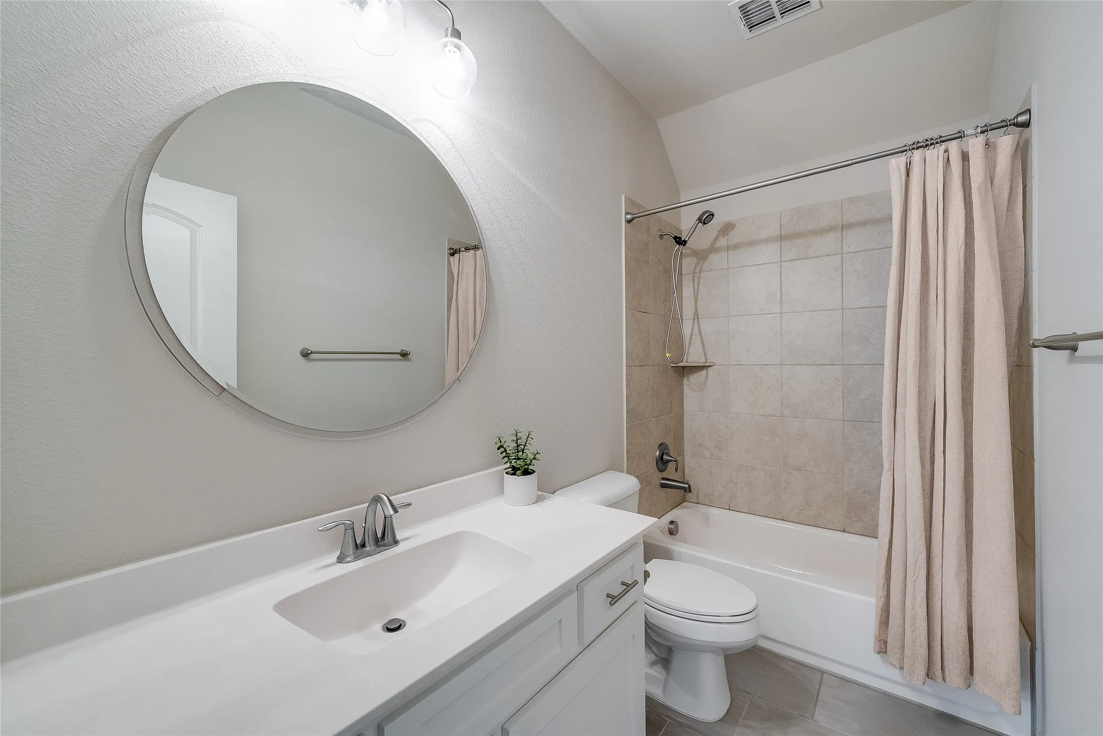 Single Family Residence For Sale in Collin County , 1734 Ellington Drive, Celina, Texas 75009, 4 Bedroom, 3 Bathroom, 3 Garage spaces, 3,155 Sqft, built in 2017, mls#21399046, Real Estate Agent in Celina, Homes For Sale in Collin county, Homes For Sale in Celina, Realtor in Celina Texas, Real Estate Brokerage Independent Realty Texas, Luminita Cordes Realtor